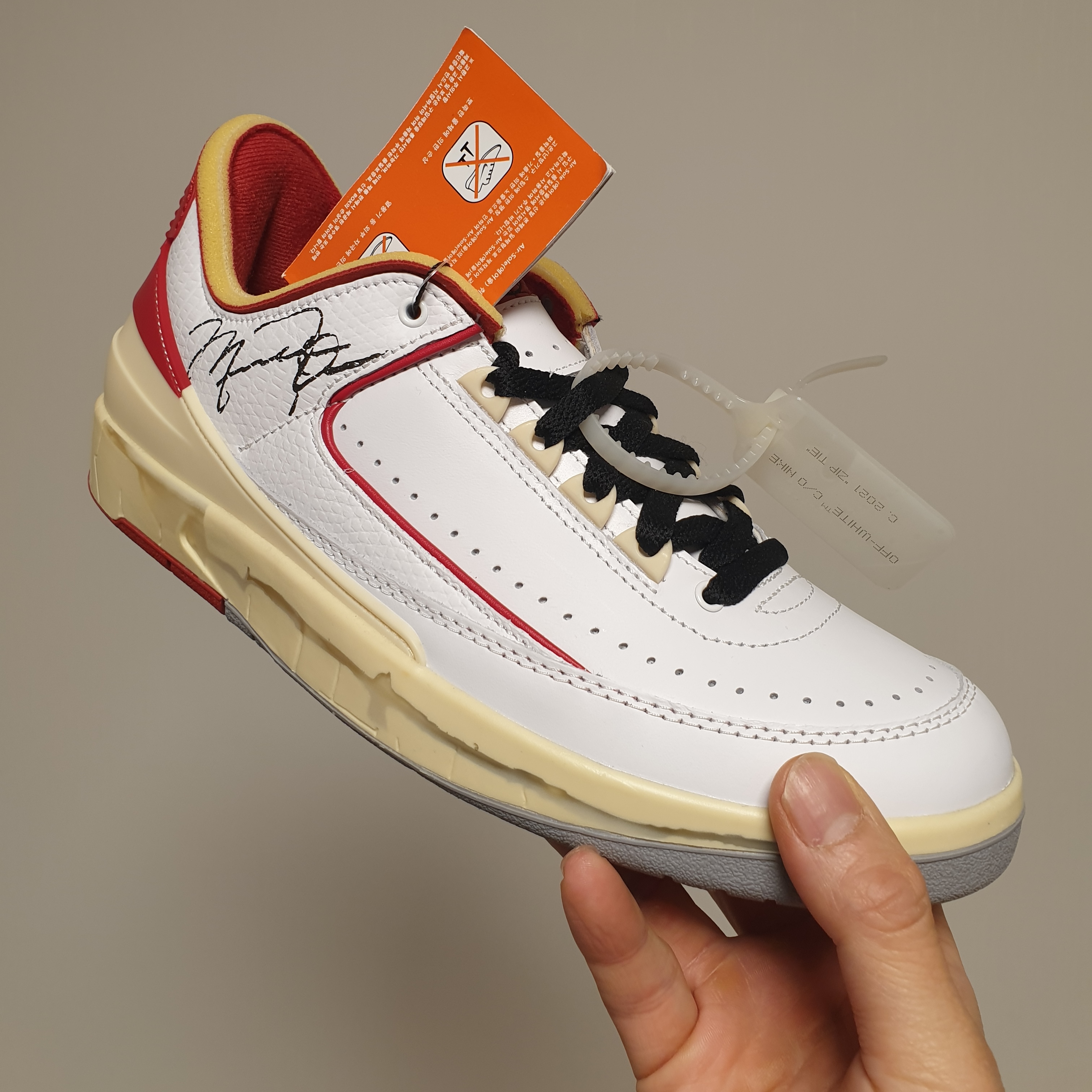 Jordan 2 x Off-White Retro Low SP White and Varsity Red 착용 스타일 - 1