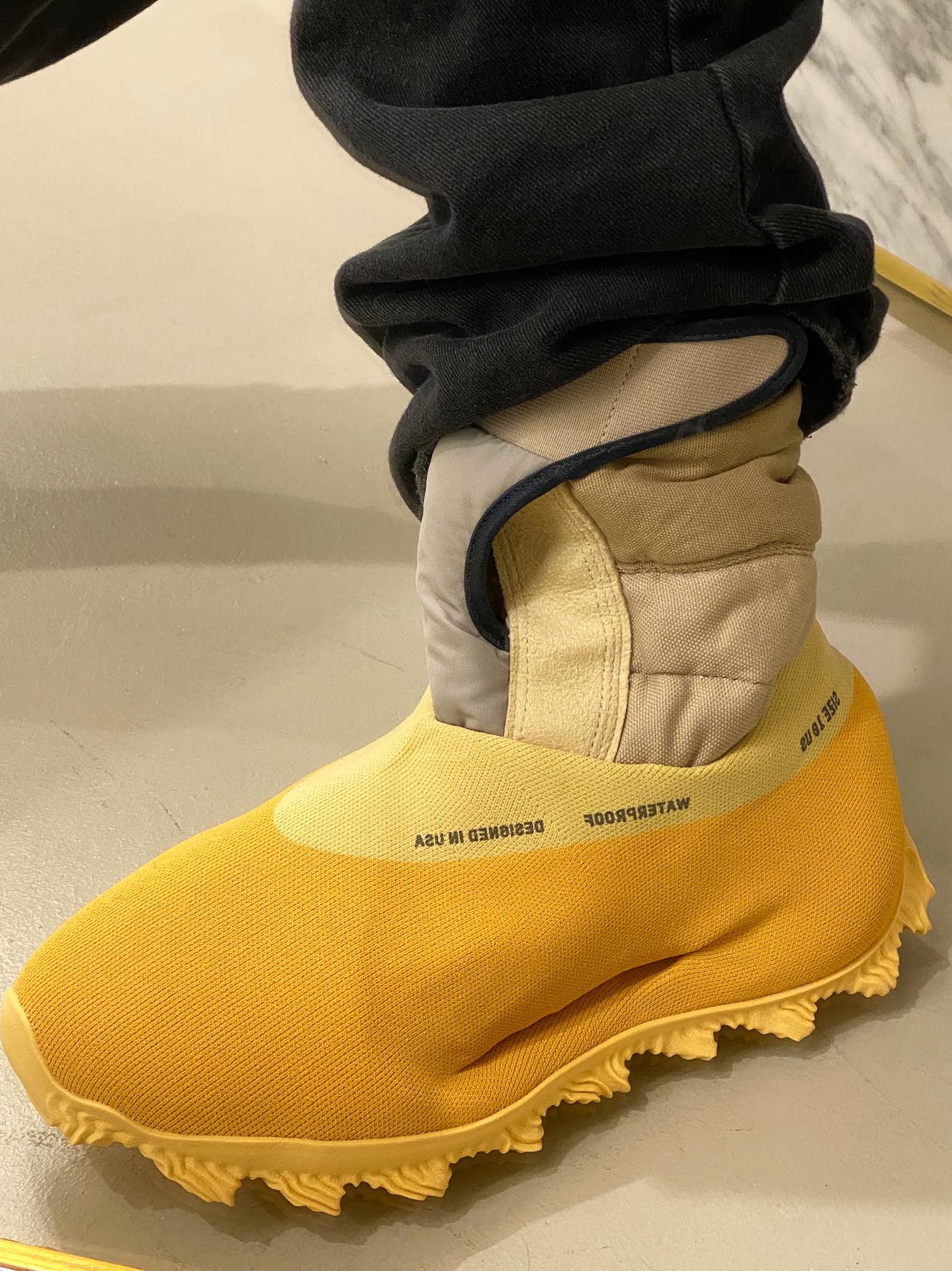 adidas Yeezy Knit RNR Boot Sulfur 착용 스타일 - 1