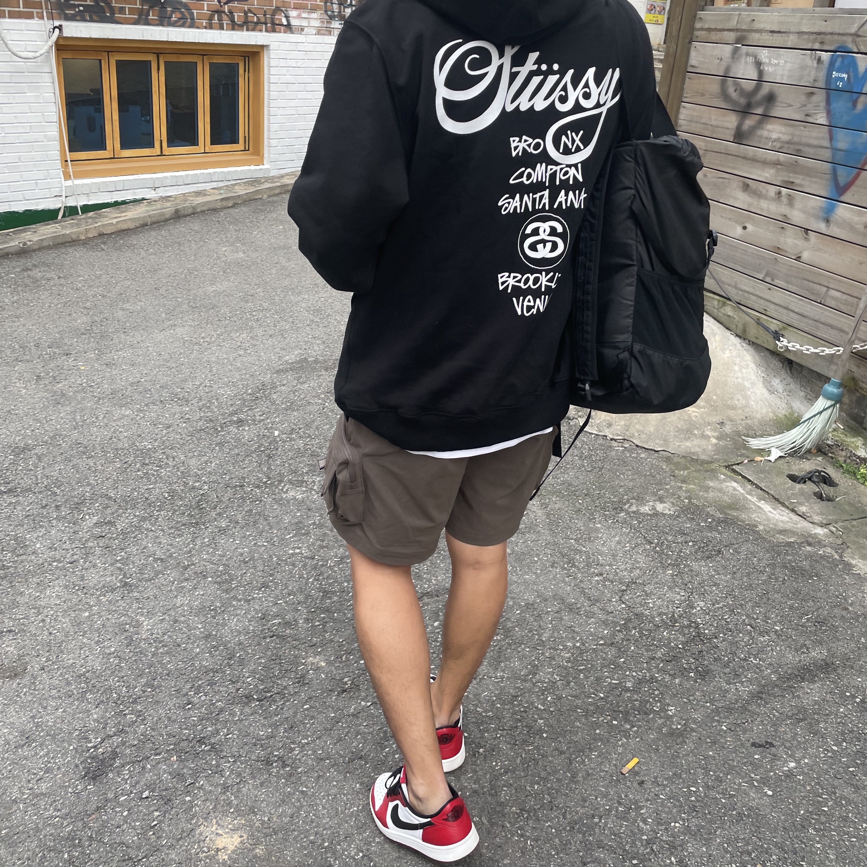 Stussy World Tour Hoodie Black 2021, Nike x Sacai LDWaffle Black 착용 스타일 - 2