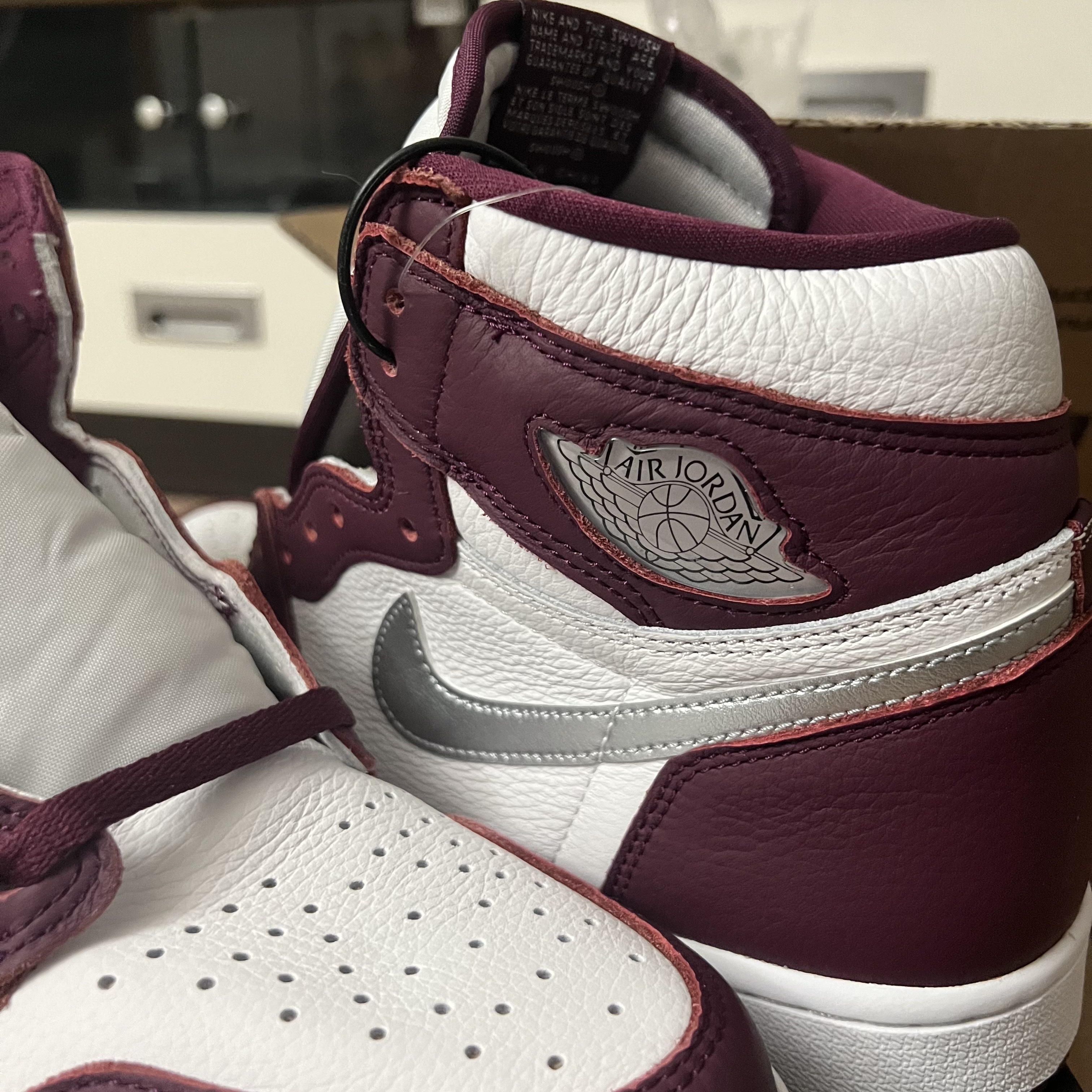 Jordan 1 Retro High OG Bordeaux 착용 스타일 - 2