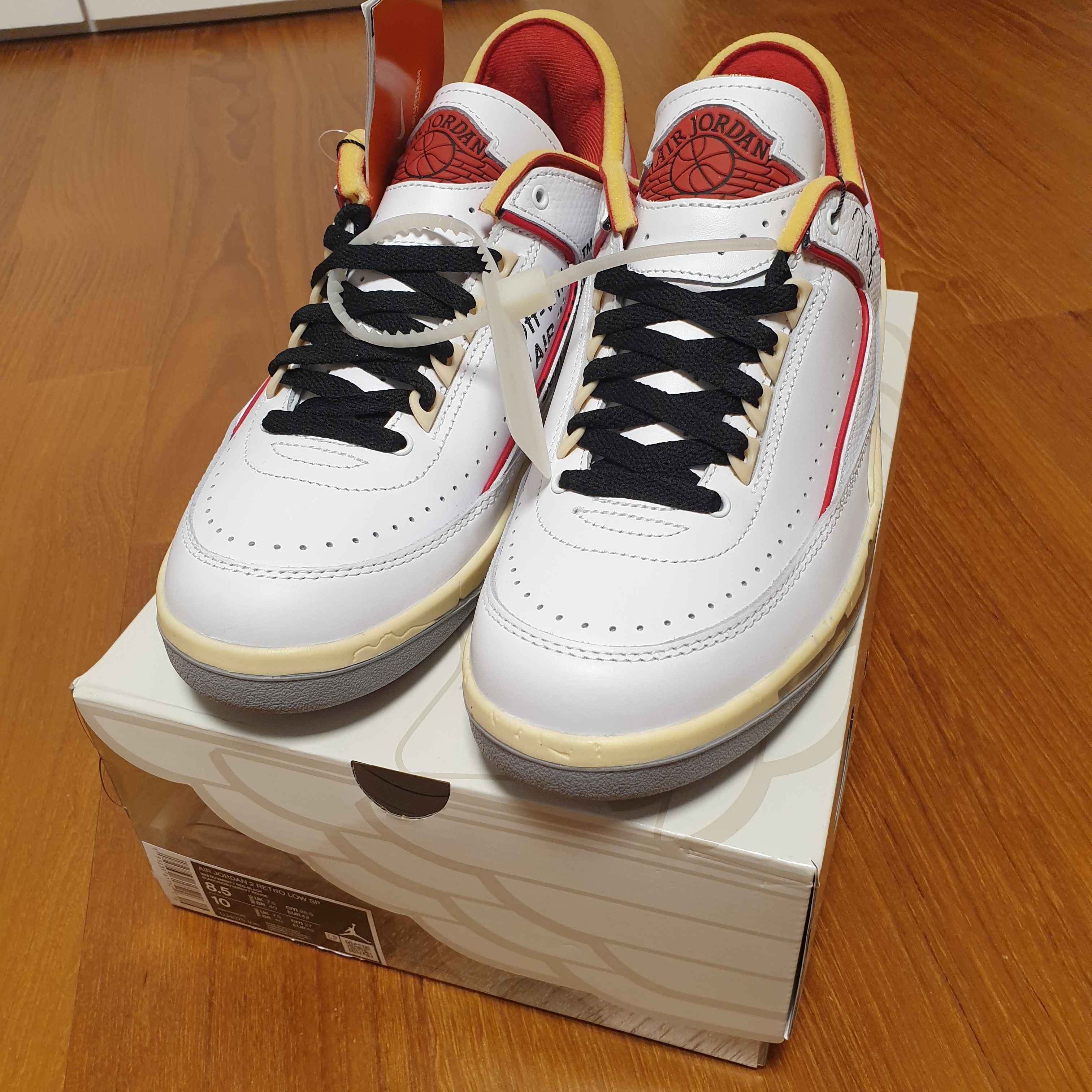 Jordan 2 x Off-White Retro Low SP White and Varsity Red 착용 스타일 - 5