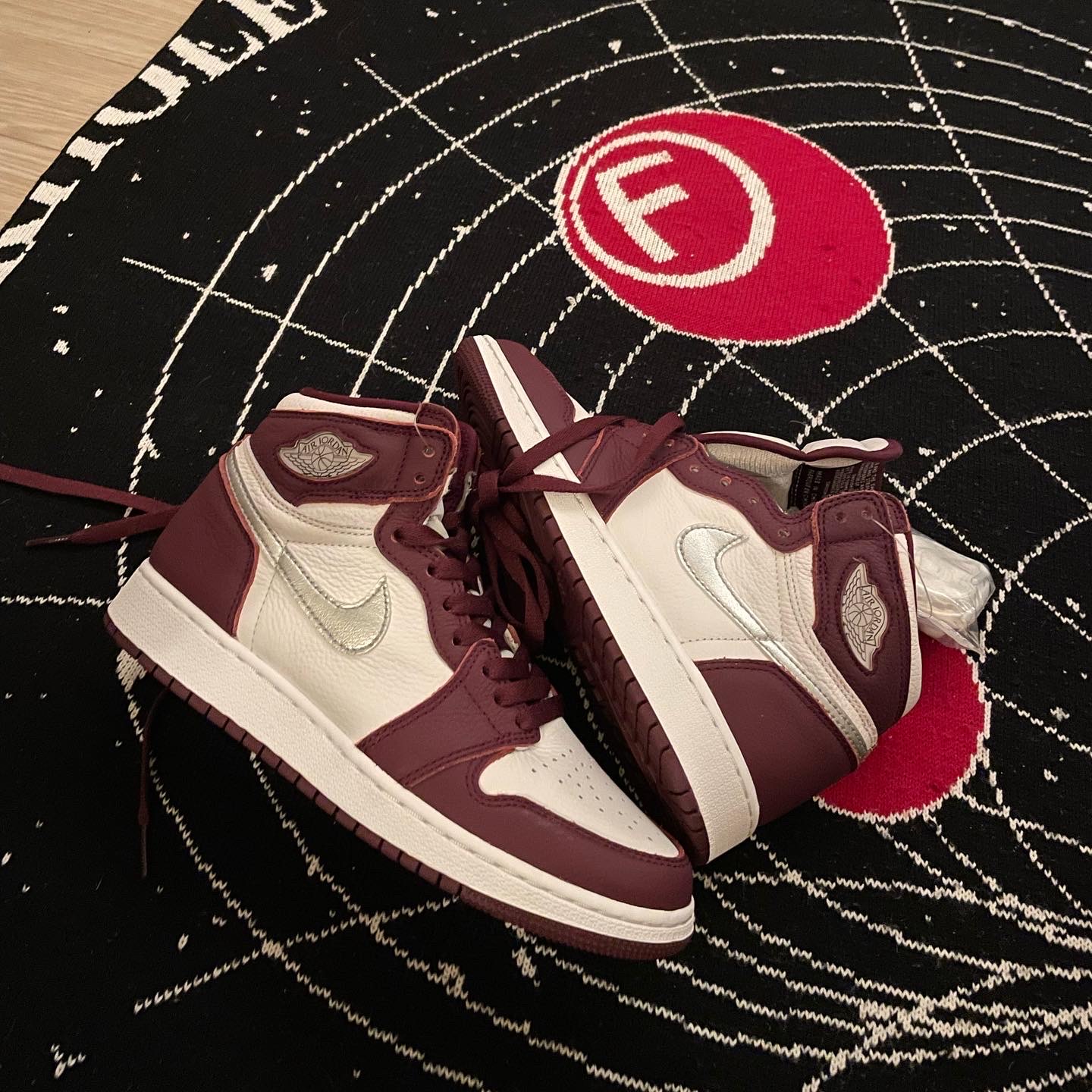 (GS) Jordan 1 Retro High OG Bordeaux, Jordan 1 Retro High OG Bordeaux 착용 스타일 - 5