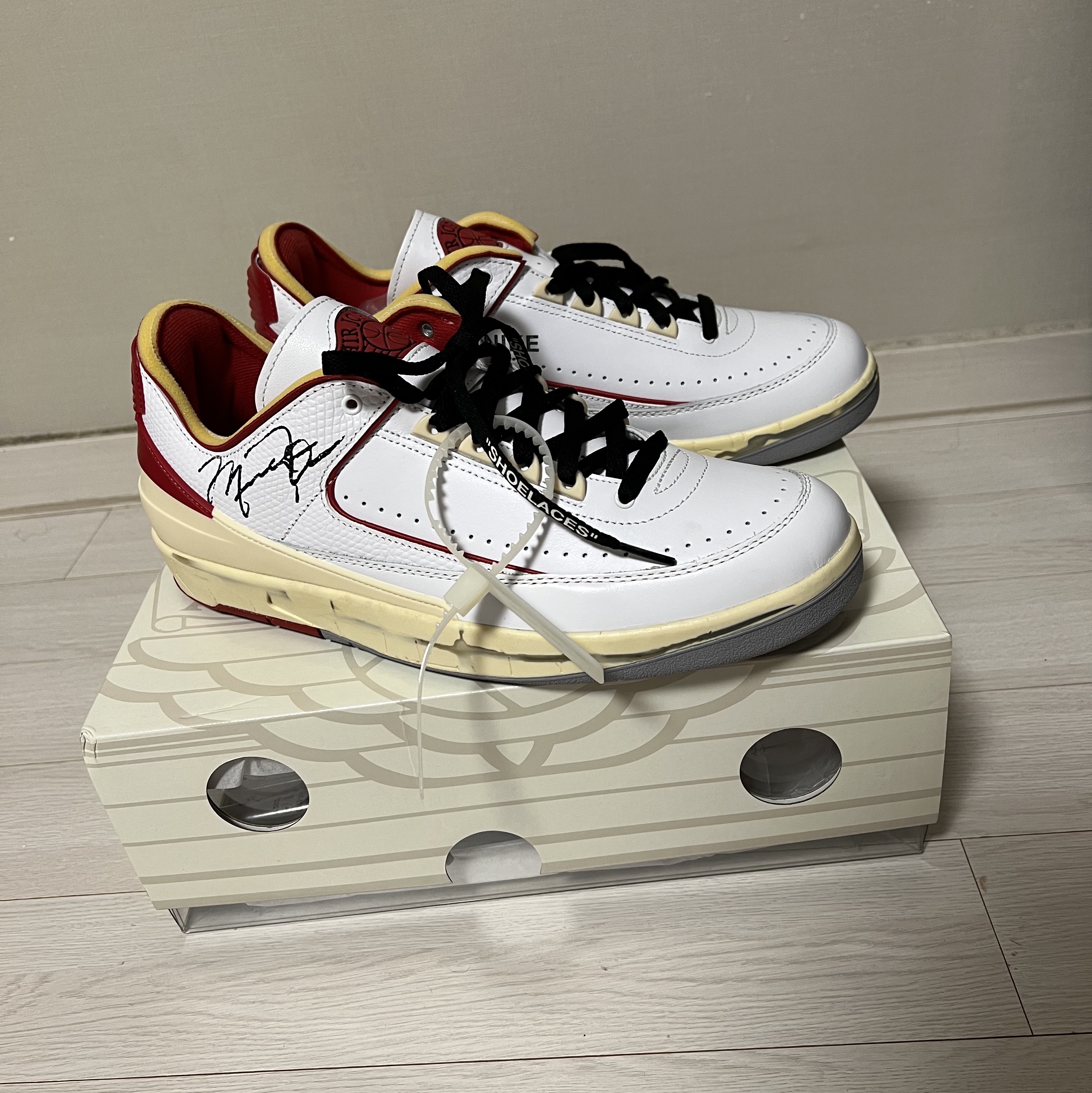 Jordan 2 x Off-White Retro Low SP White and Varsity Red, Jordan 1 Retro High OG Bordeaux 착용 스타일 - 1