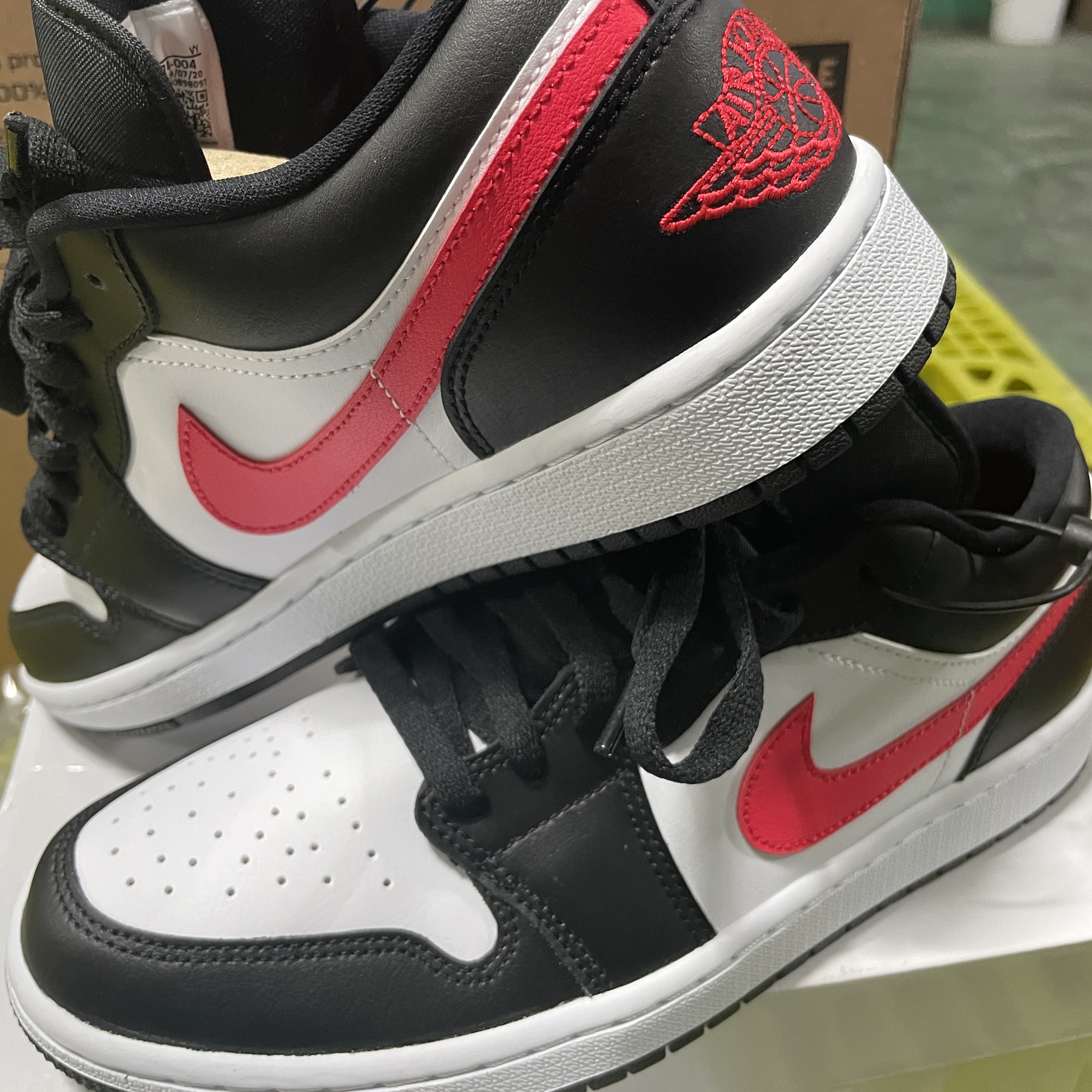 (W) Jordan 1 Low Black Siren Red 착용 스타일