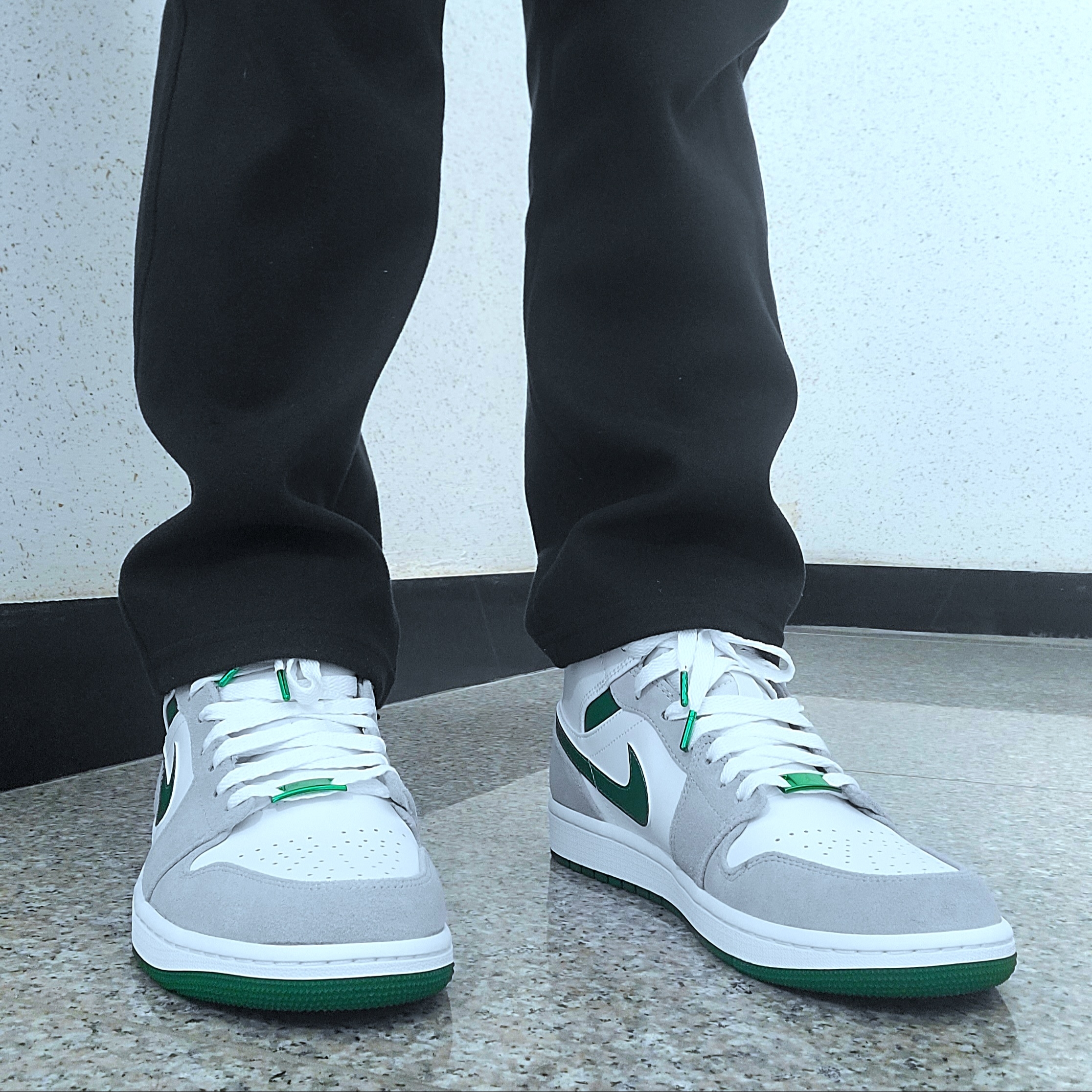 Jordan 1 Mid SE Pine Green Light Smoke Grey 착용 스타일 - 1