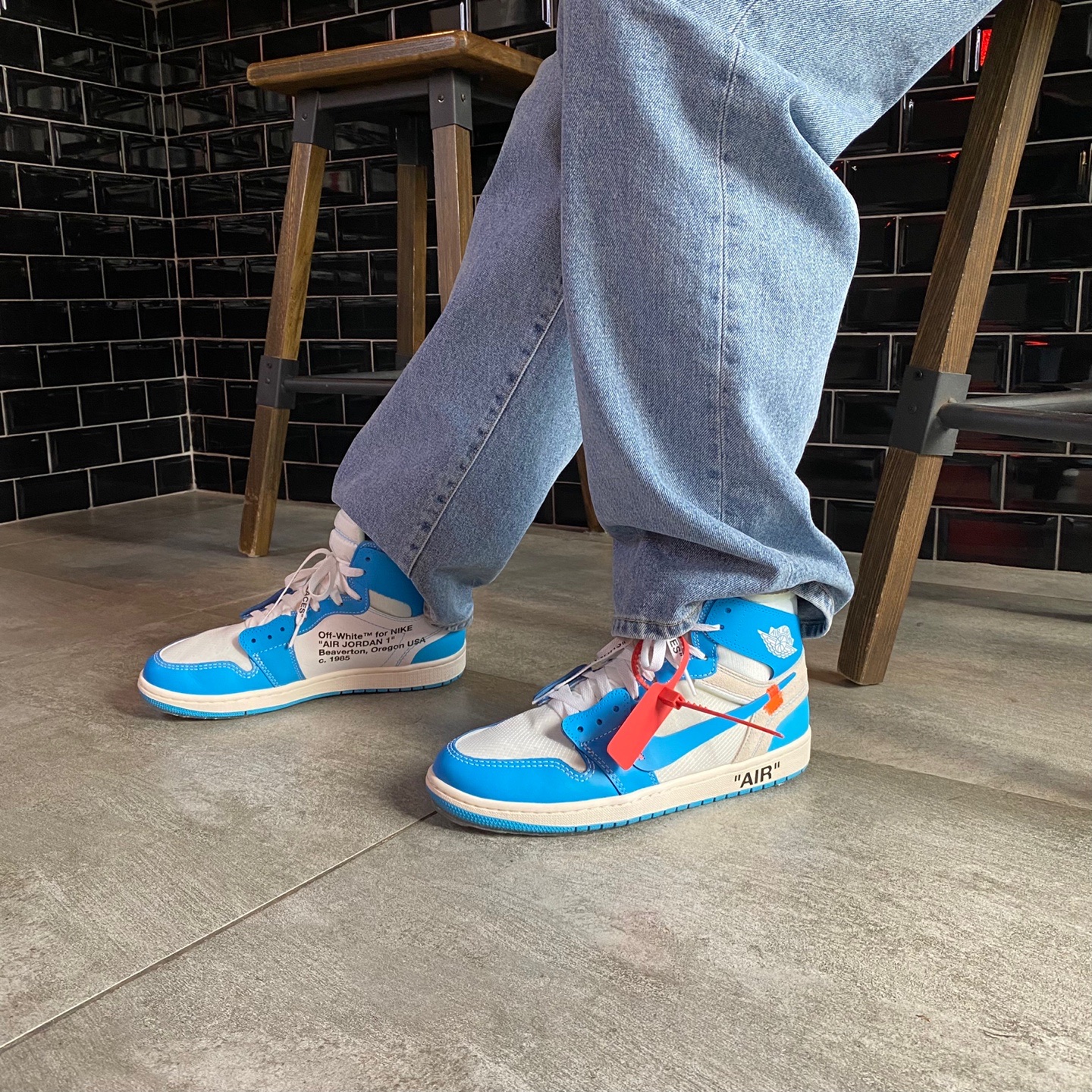 Jordan 1 x Off-White Retro High University Blue 착용 스타일 - 2