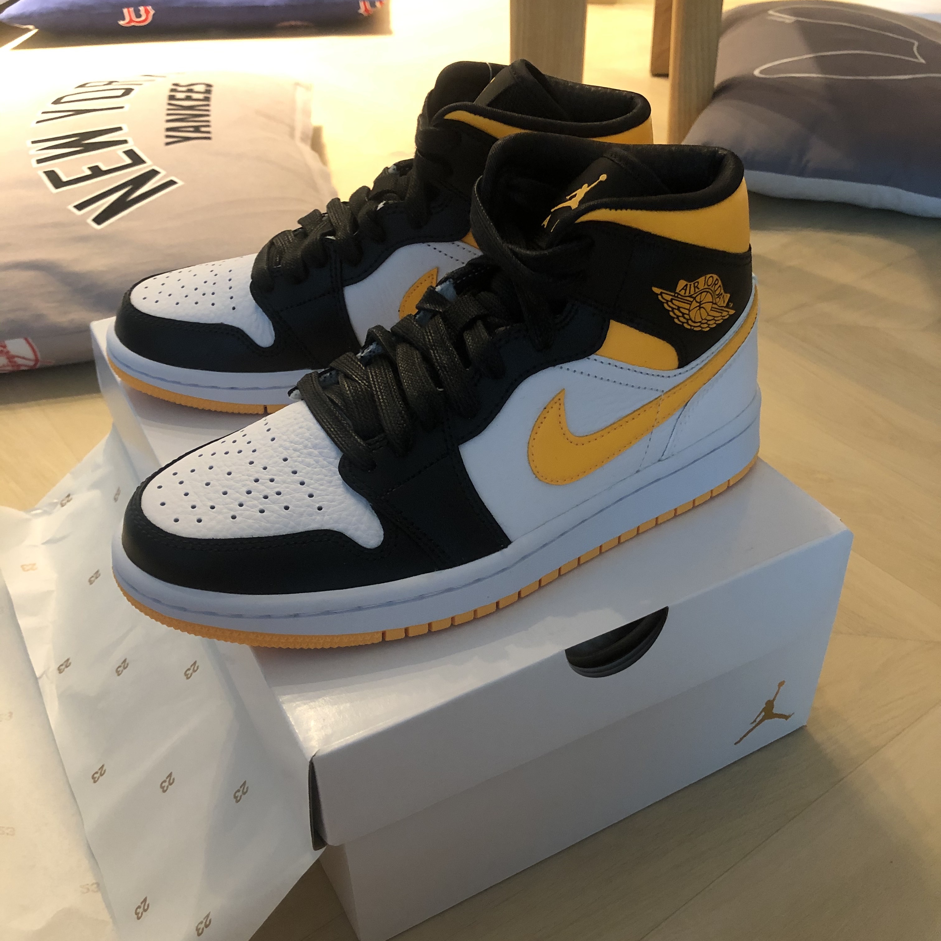 (W) Jordan 1 Mid SE Laser Orange 착용 스타일