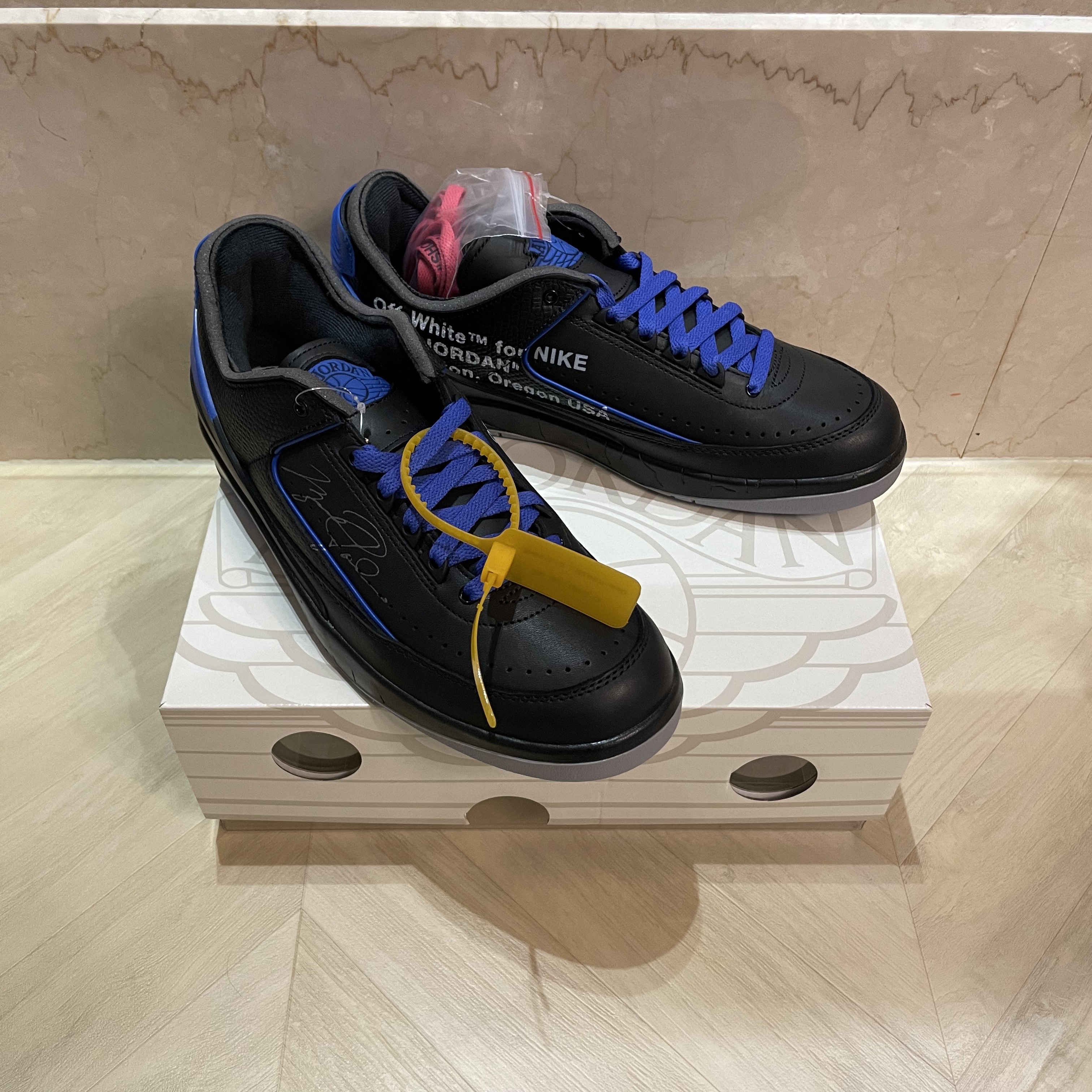 Jordan 2 x Off-White Retro Low SP Black and Varsity Royal 착용 스타일