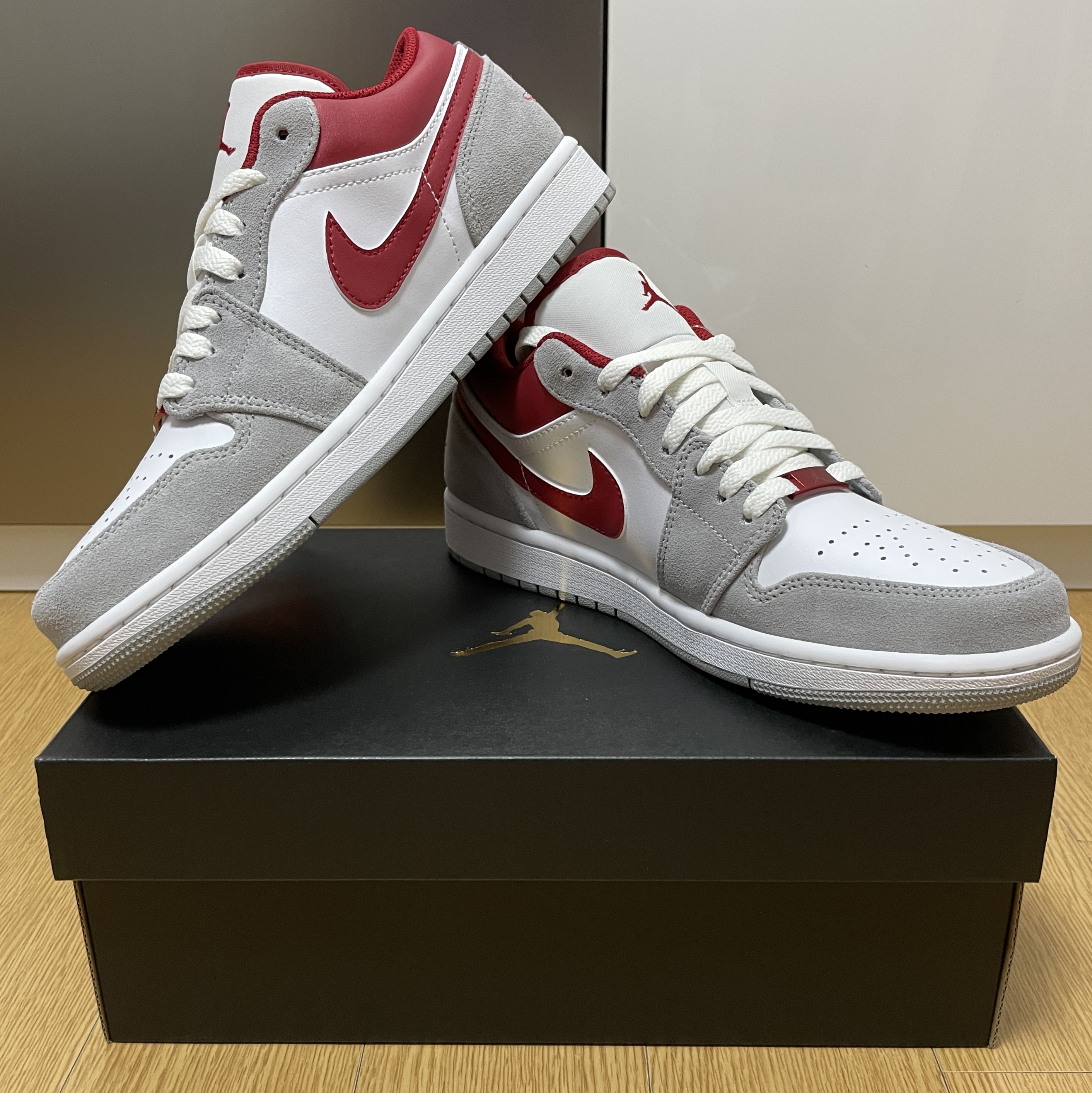 Jordan 1 Low SE Light Smoke Grey Gym Red 착용 스타일