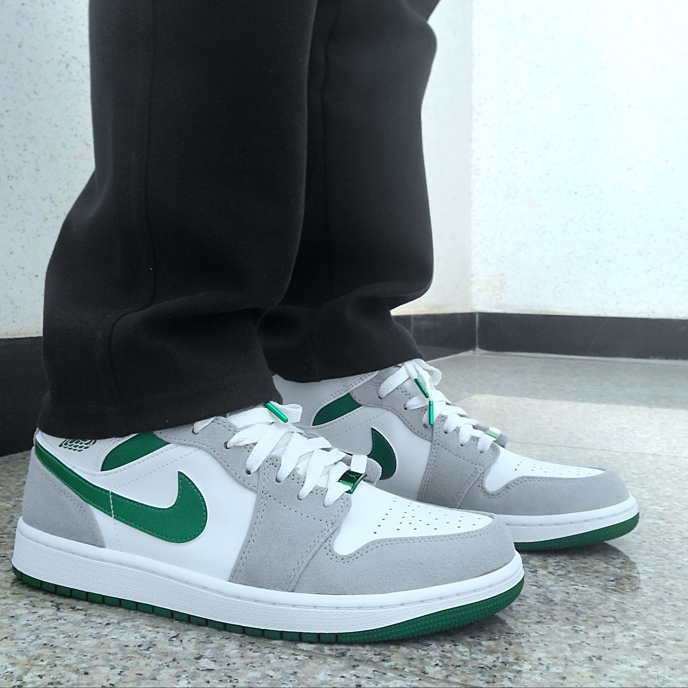 Jordan 1 Mid SE Pine Green Light Smoke Grey 착용 스타일 - 2
