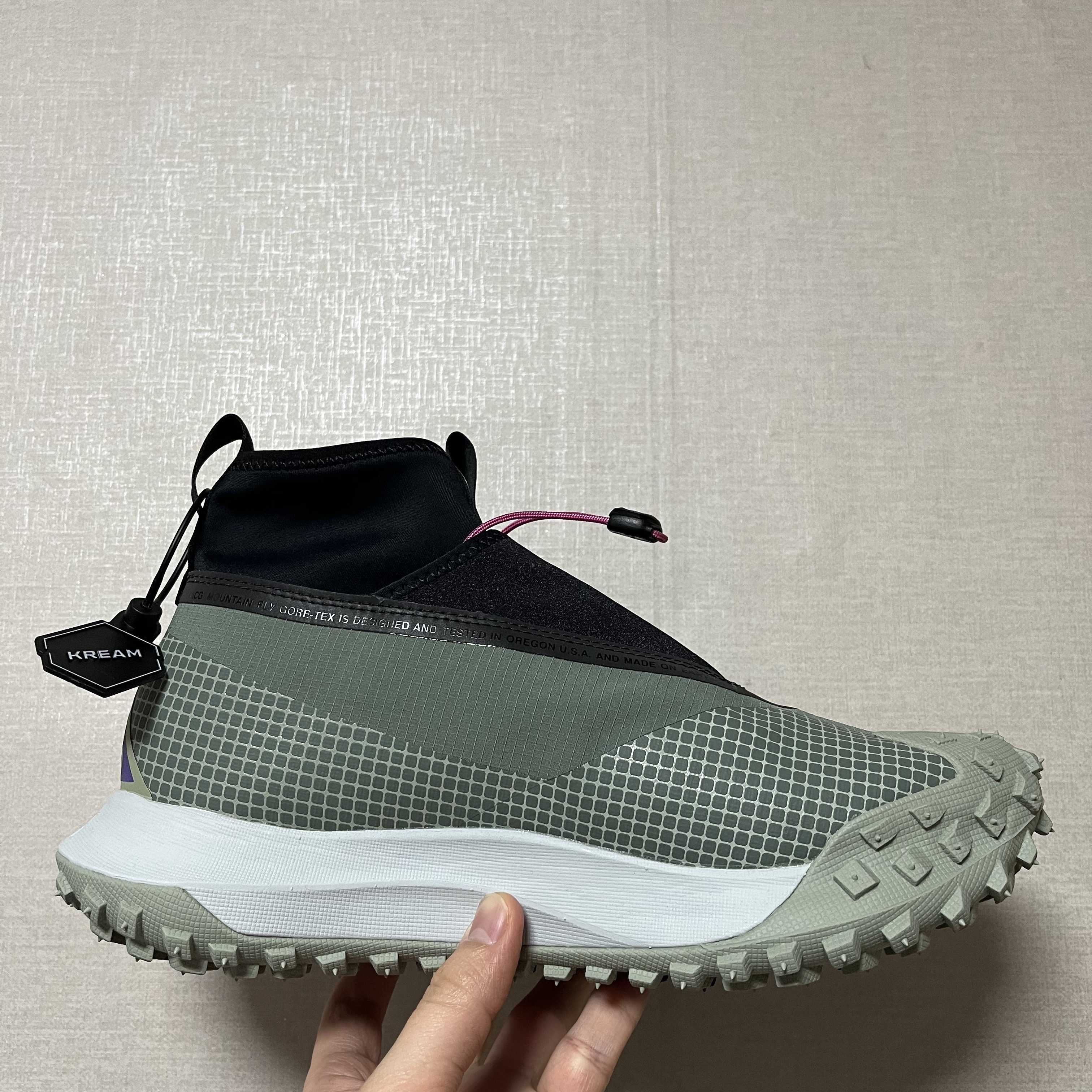 Nike ACG Mountain Fly Gore-Tex Clay Green 착용 스타일 - 2