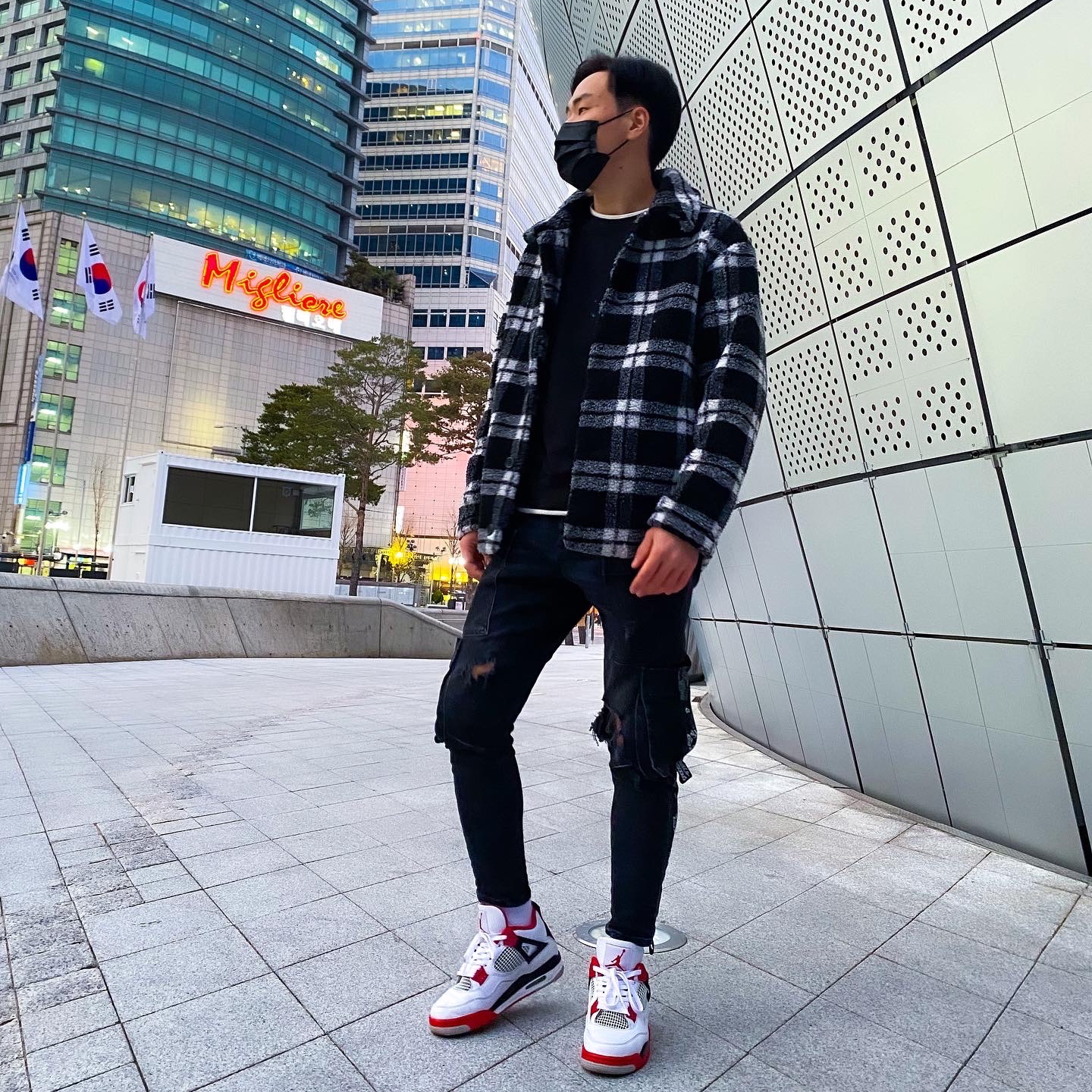 Jordan 4 Retro OG Fire Red 2020 착용 스타일 - 1