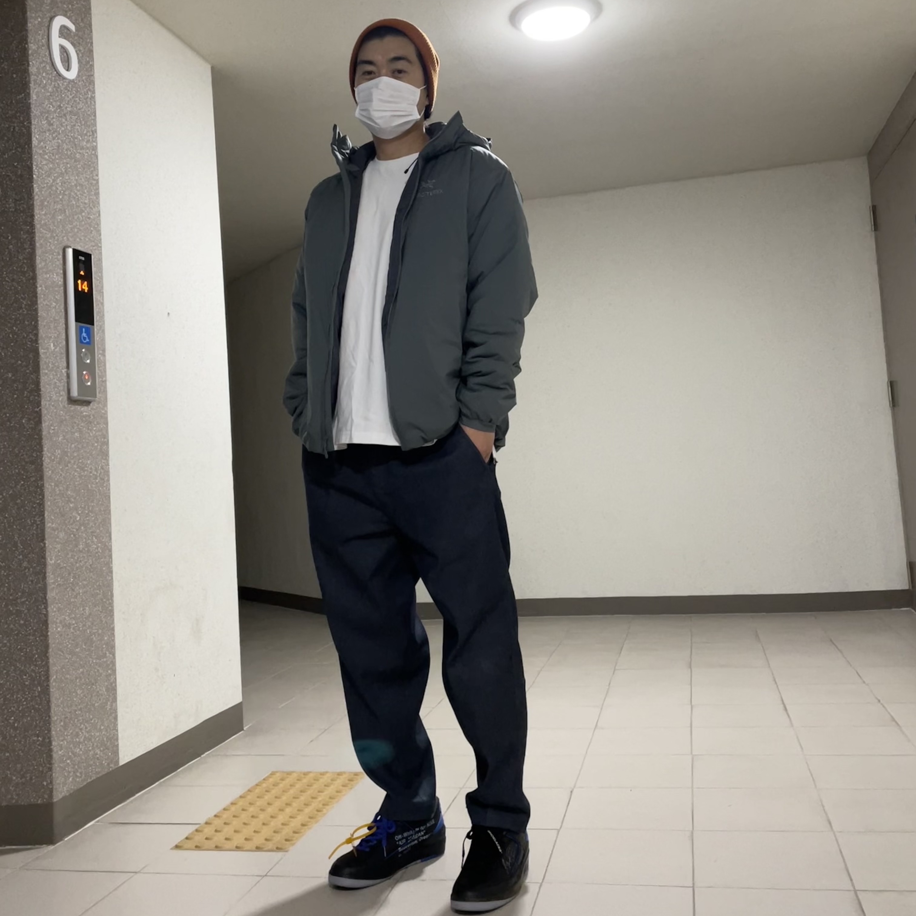 Jordan 2 x Off-White Retro Low SP Black and Varsity Royal, Arc'teryx Atom AR Hoody Microchip 착용 스타일