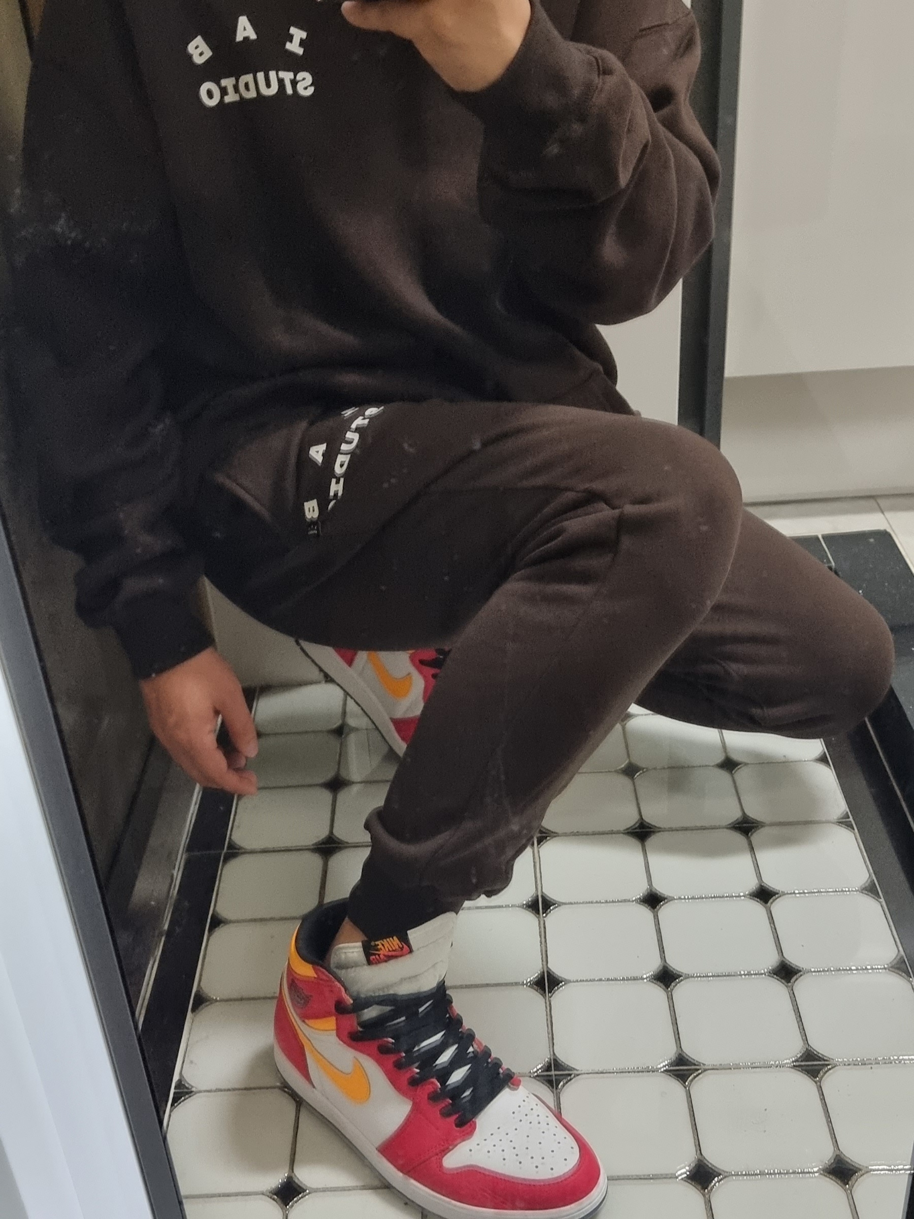 IAB Studio Hoodie Brown, IAB Studio Sweatpants Brown 착용 스타일