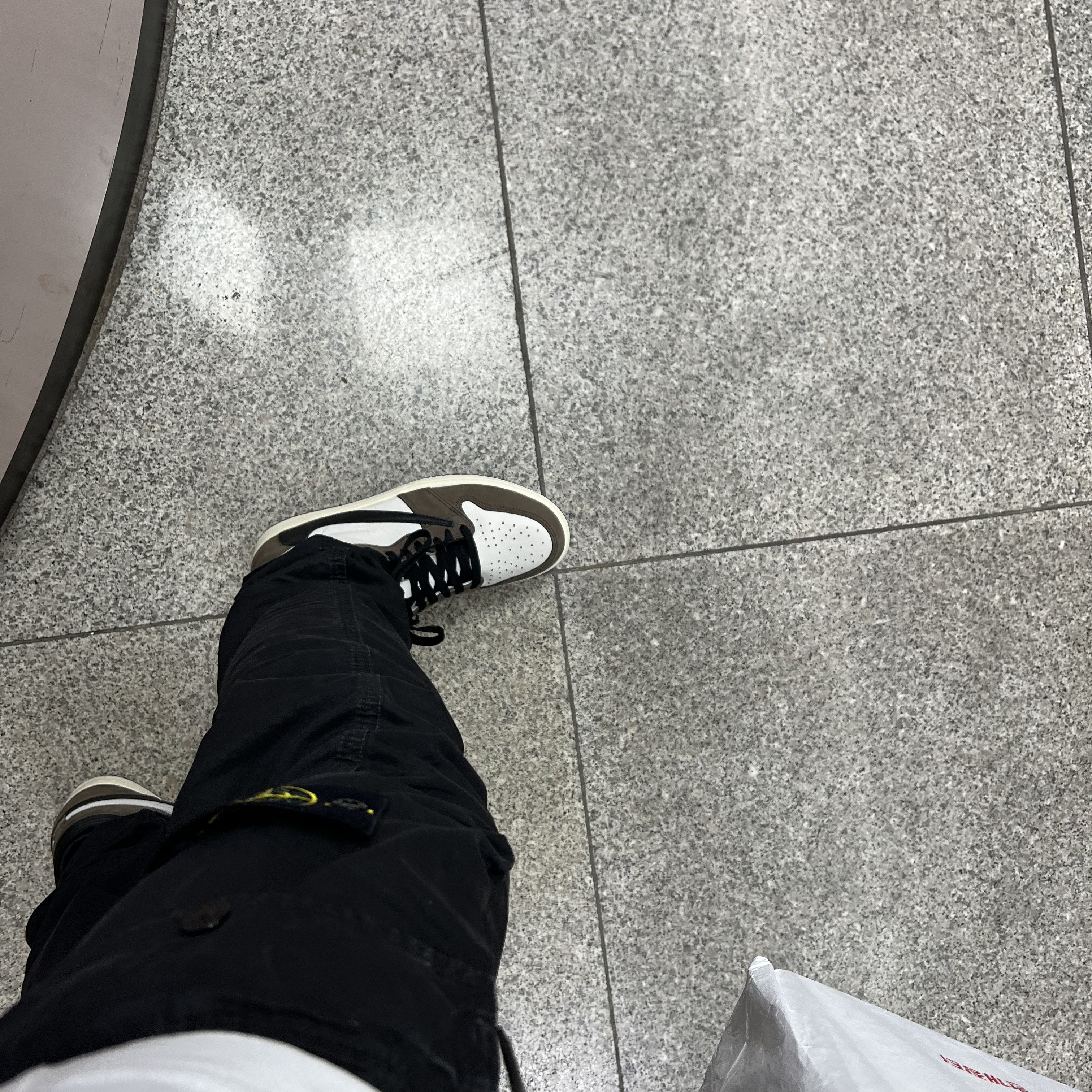 Jordan 1 x Travis Scott Retro High OG SP Mocha, Stone Island 30519 Cargo Pants Black - 21SS 착용 스타일