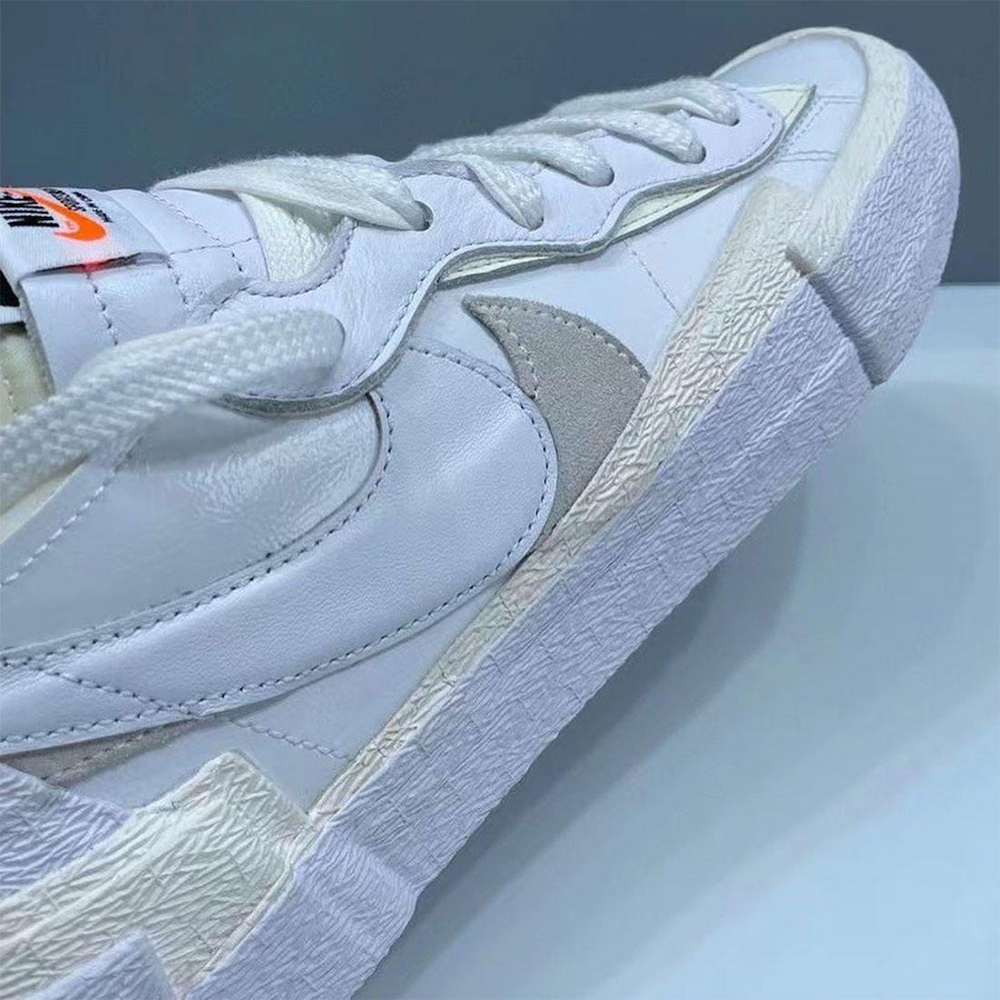 Nike x Sacai Blazer Low White Patent Leather 착용 스타일 - 4