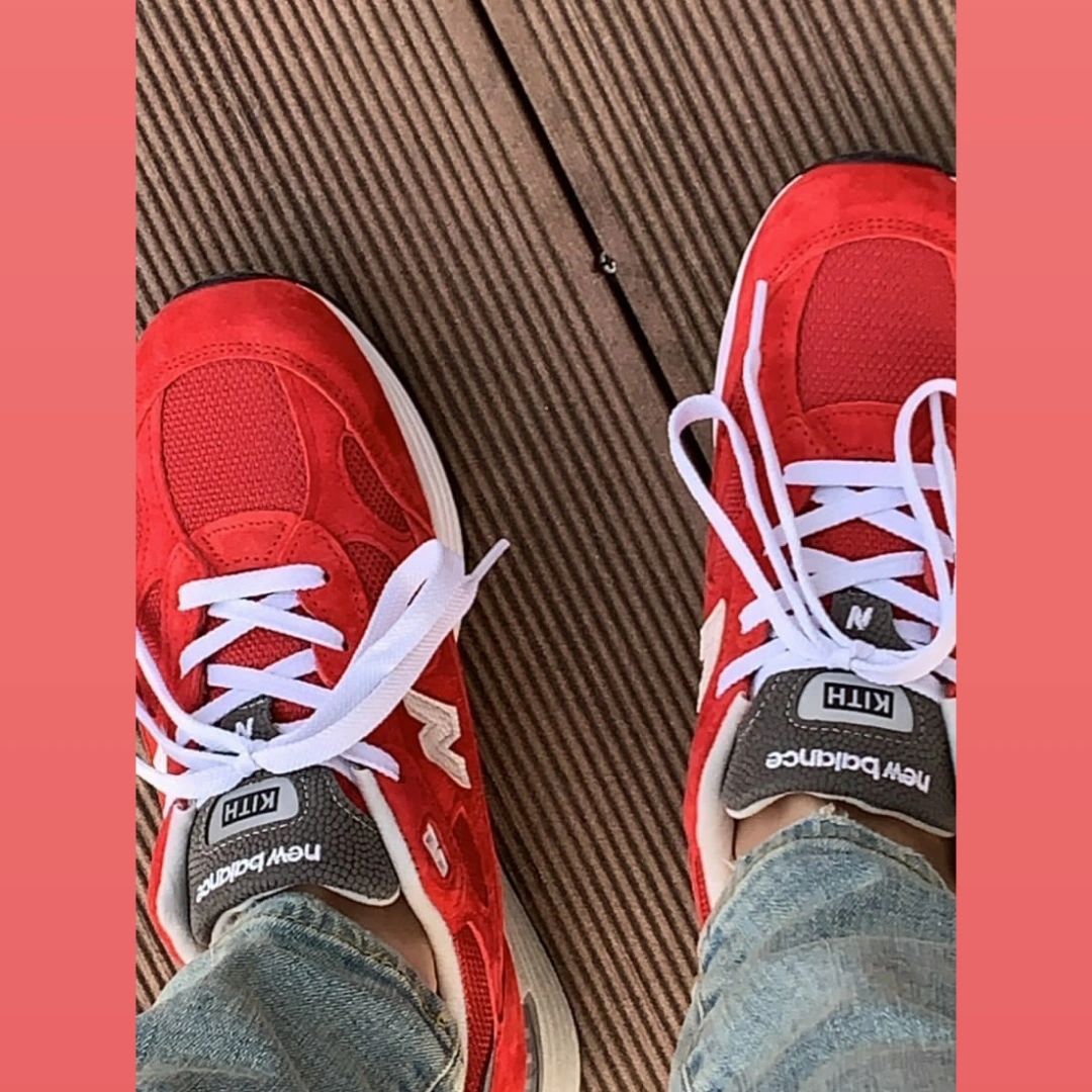 New Balance x Kith 992 Made in USA Kithmas Team Red 착용 스타일 - 2