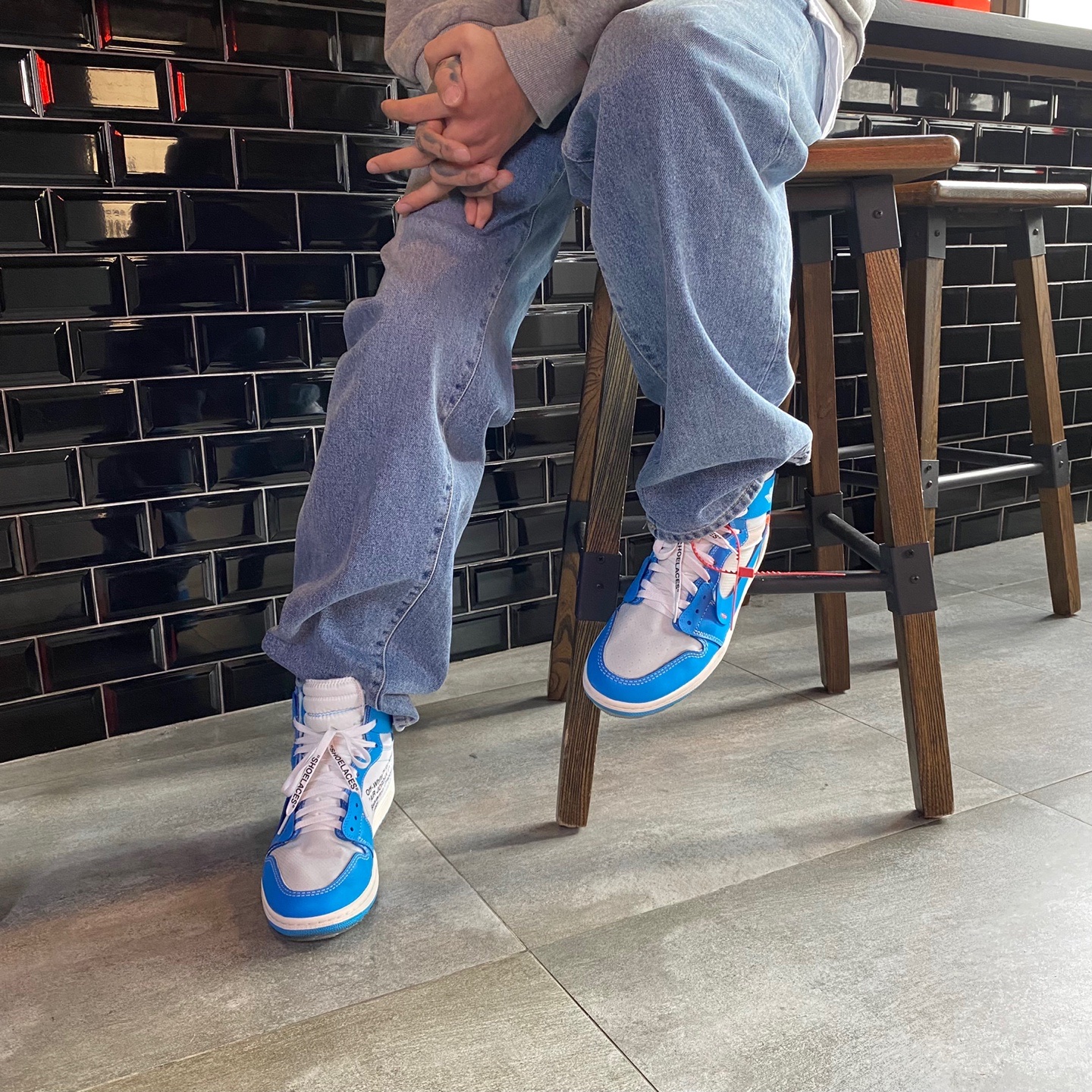 Jordan 1 x Off-White Retro High University Blue 착용 스타일 - 1