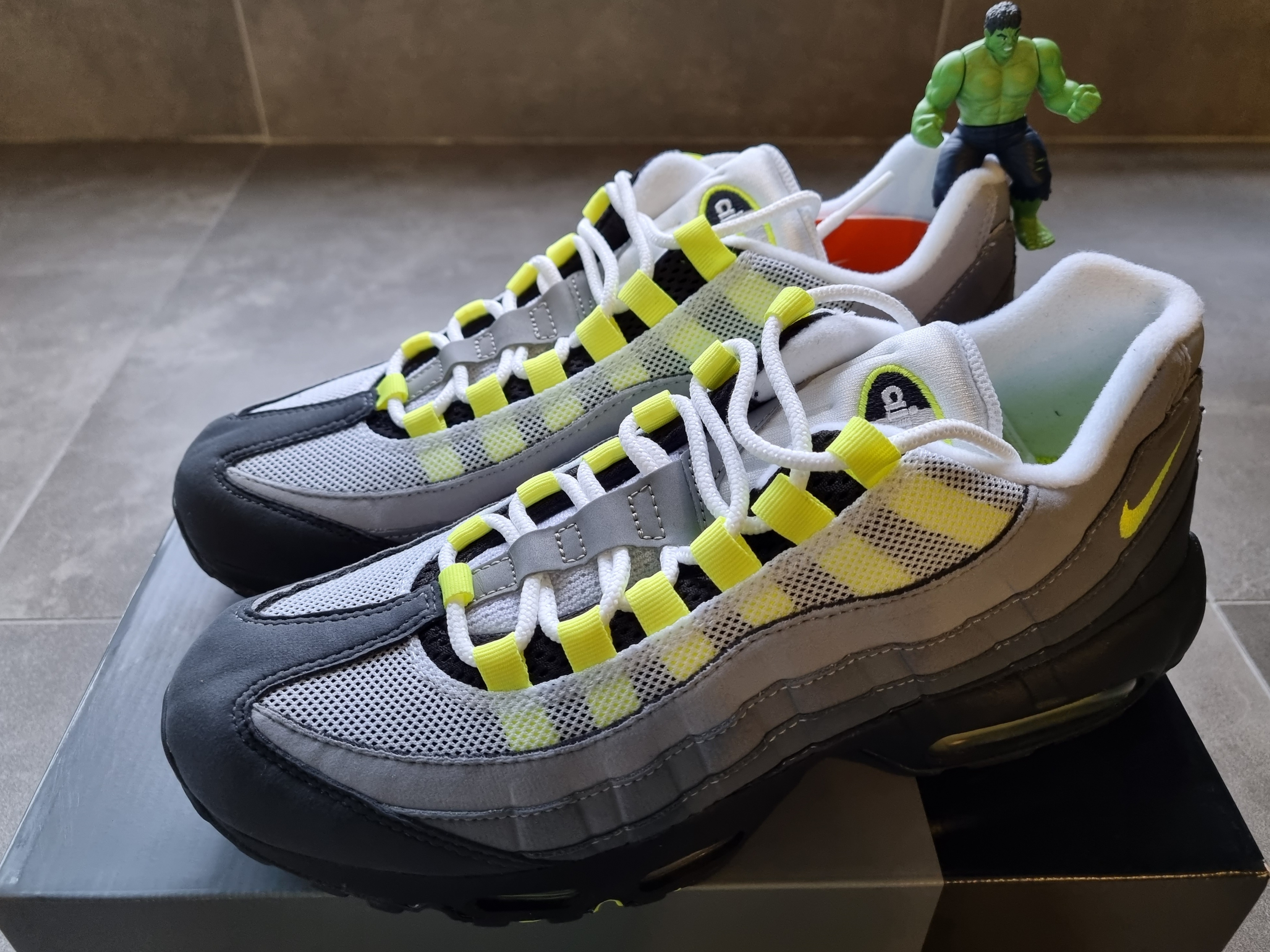 Nike Air Max 95 OG Neon Yellow 2020 착용 스타일 - 2