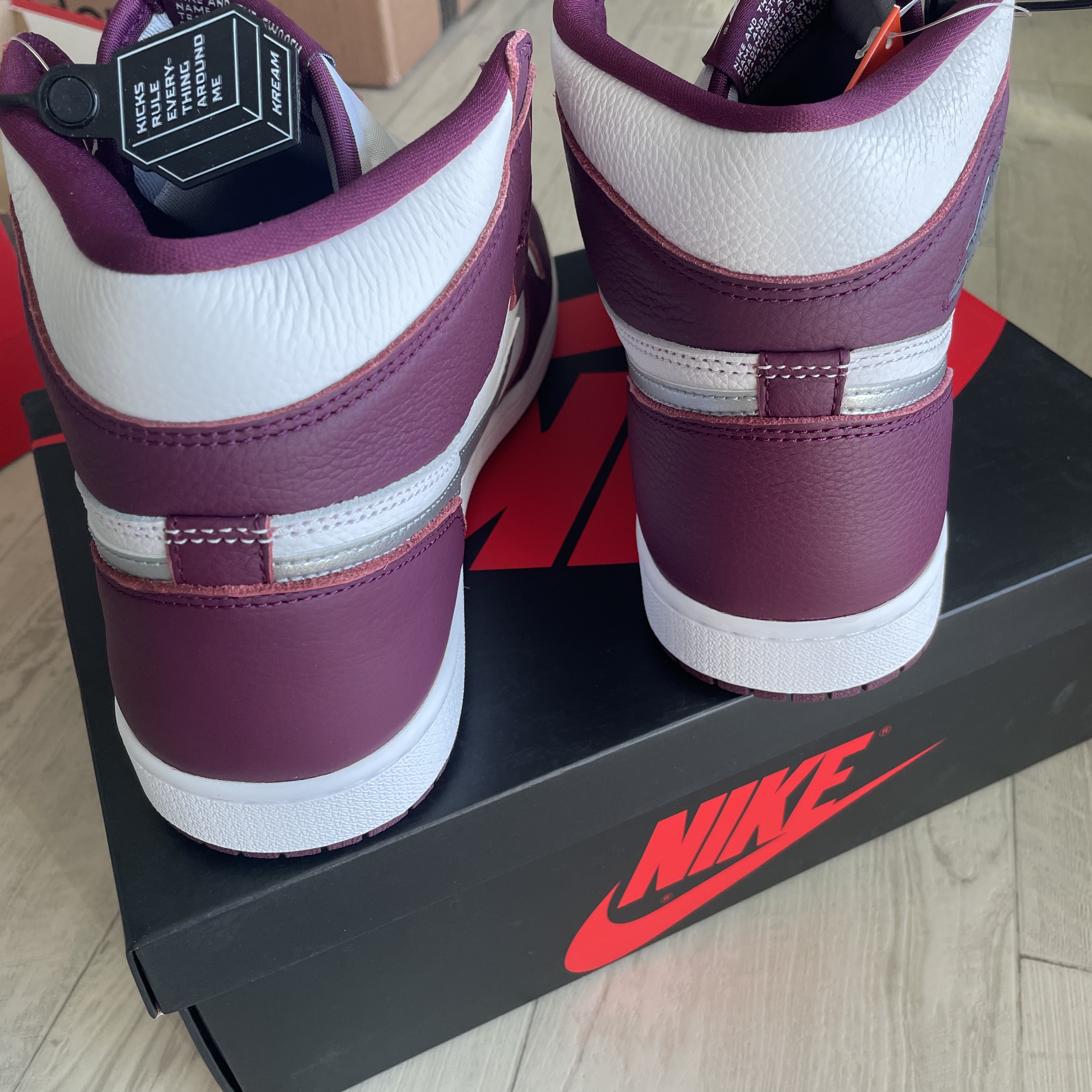 Jordan 1 Retro High OG Bordeaux 착용 스타일 - 3