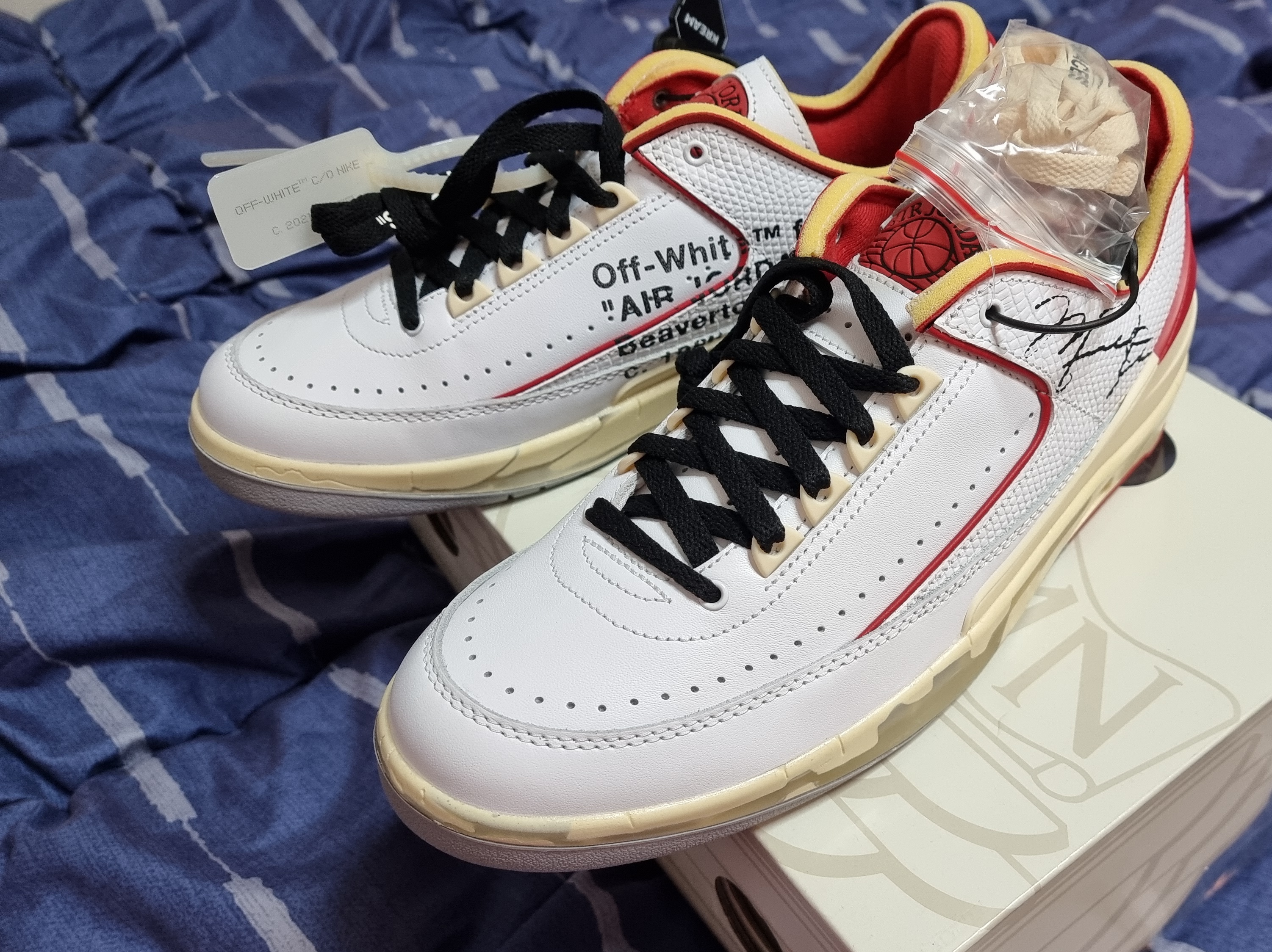 Jordan 2 x Off-White Retro Low SP White and Varsity Red 착용 스타일