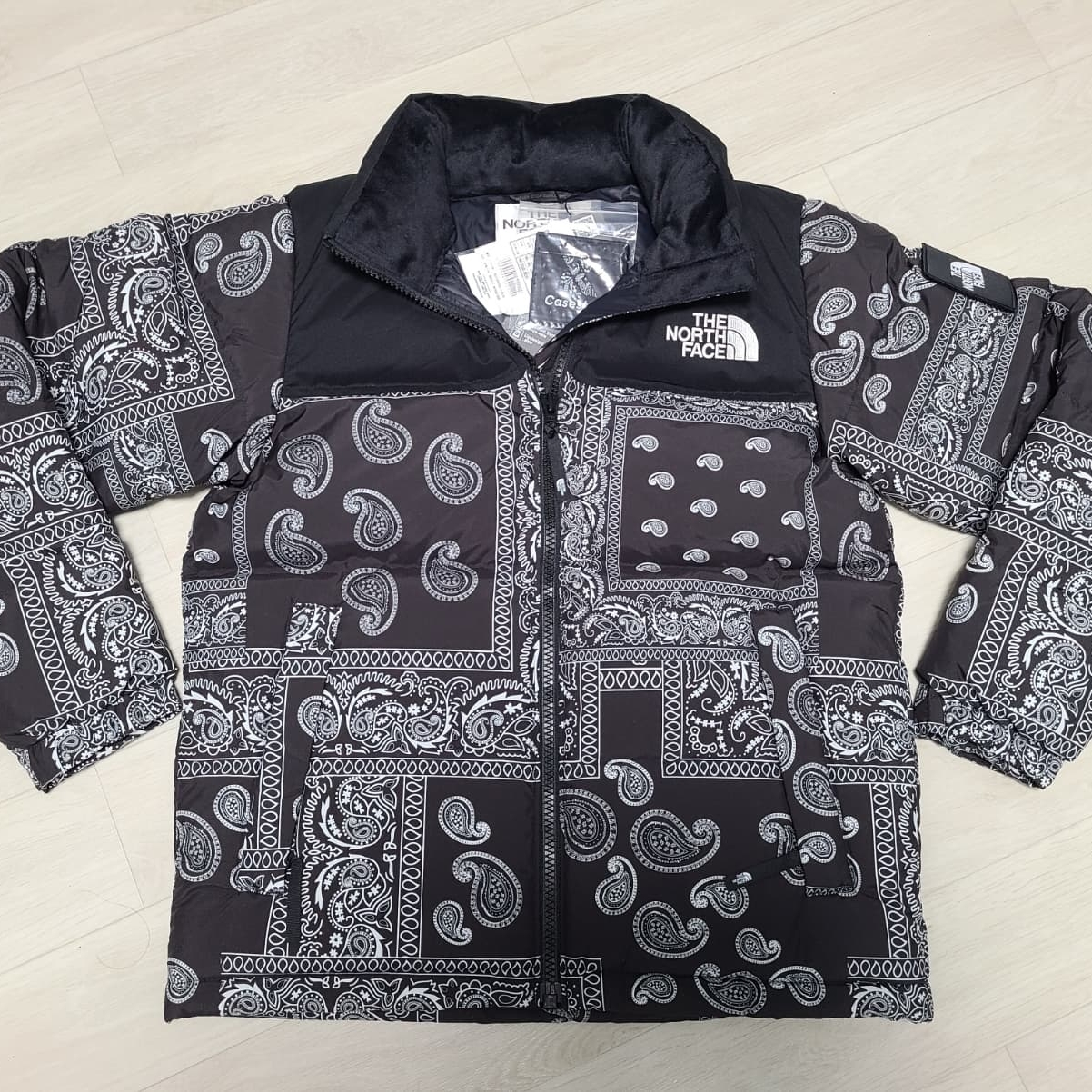 The North Face Nuptse Down Jacket Black 착용 스타일 - 1
