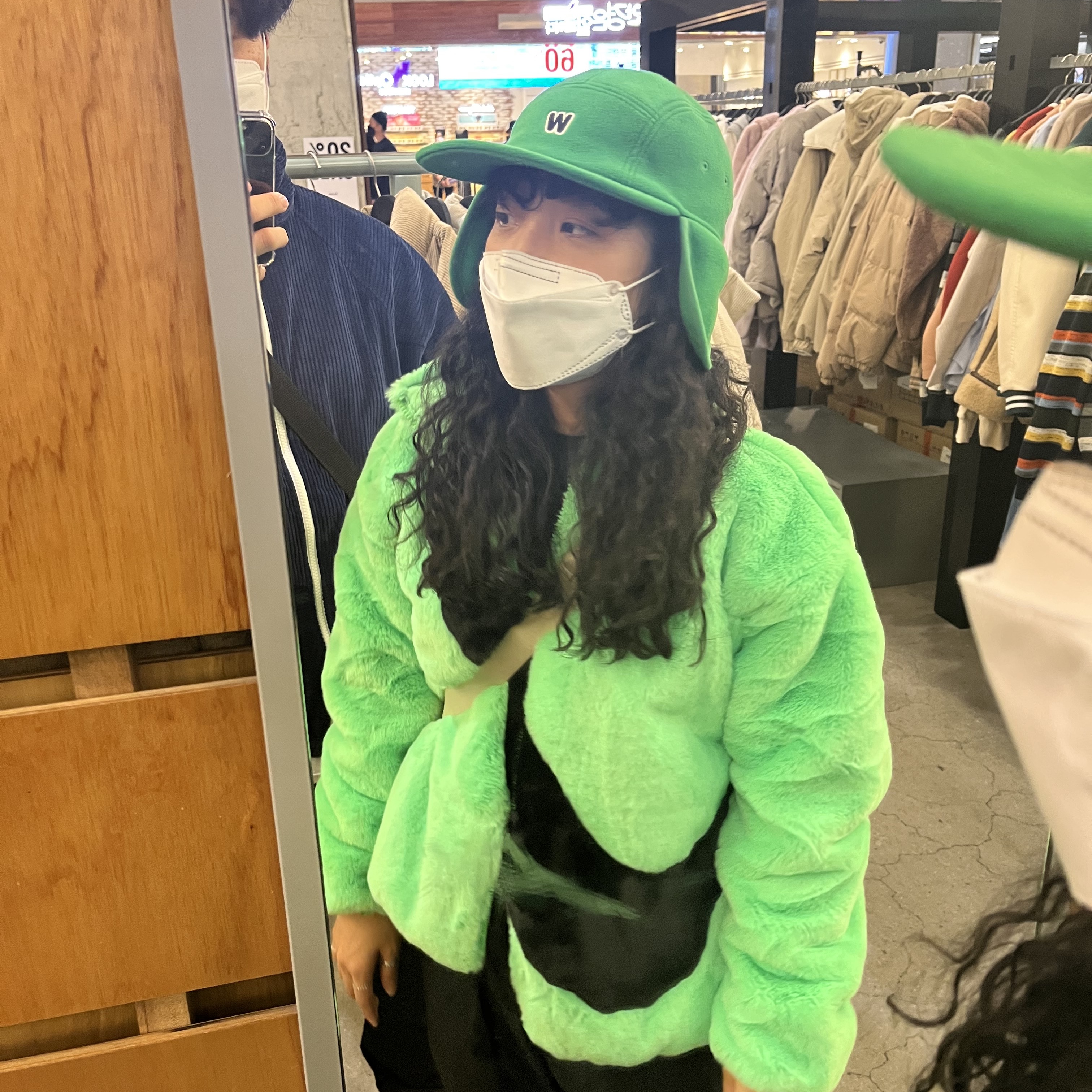(W) Jordan 1 Retro High OG Seafoam, (W) Nike NSW Faux Fur Jacket Poison Green - Asia 착용 스타일 - 2