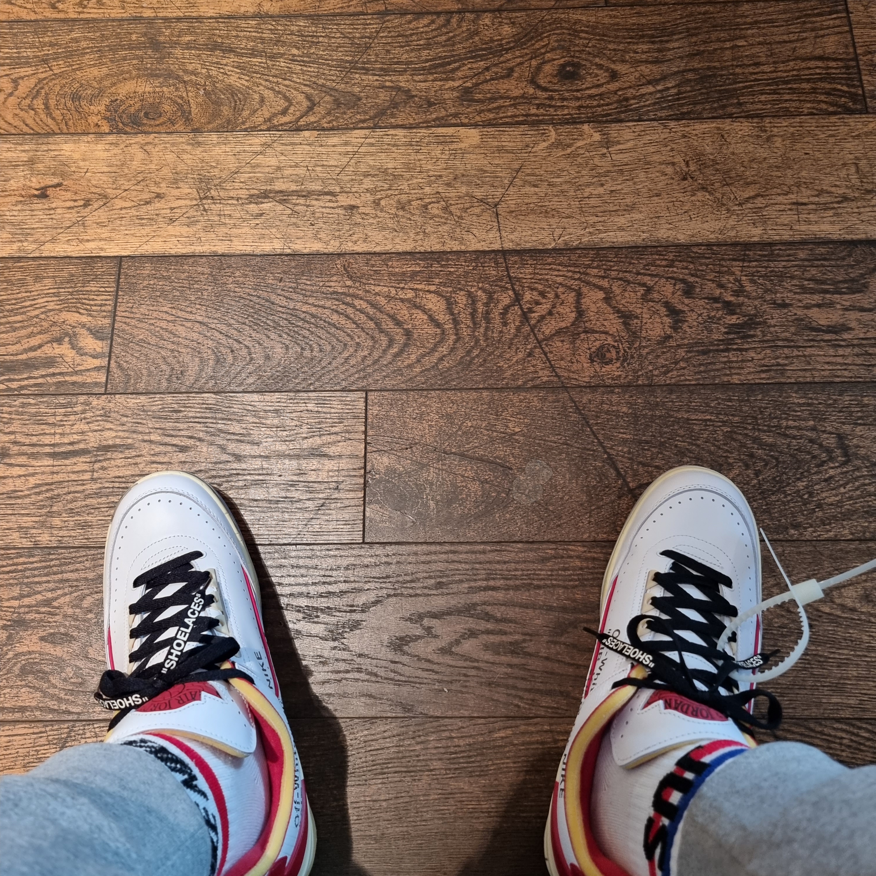 Jordan 2 x Off-White Retro Low SP White and Varsity Red 착용 스타일