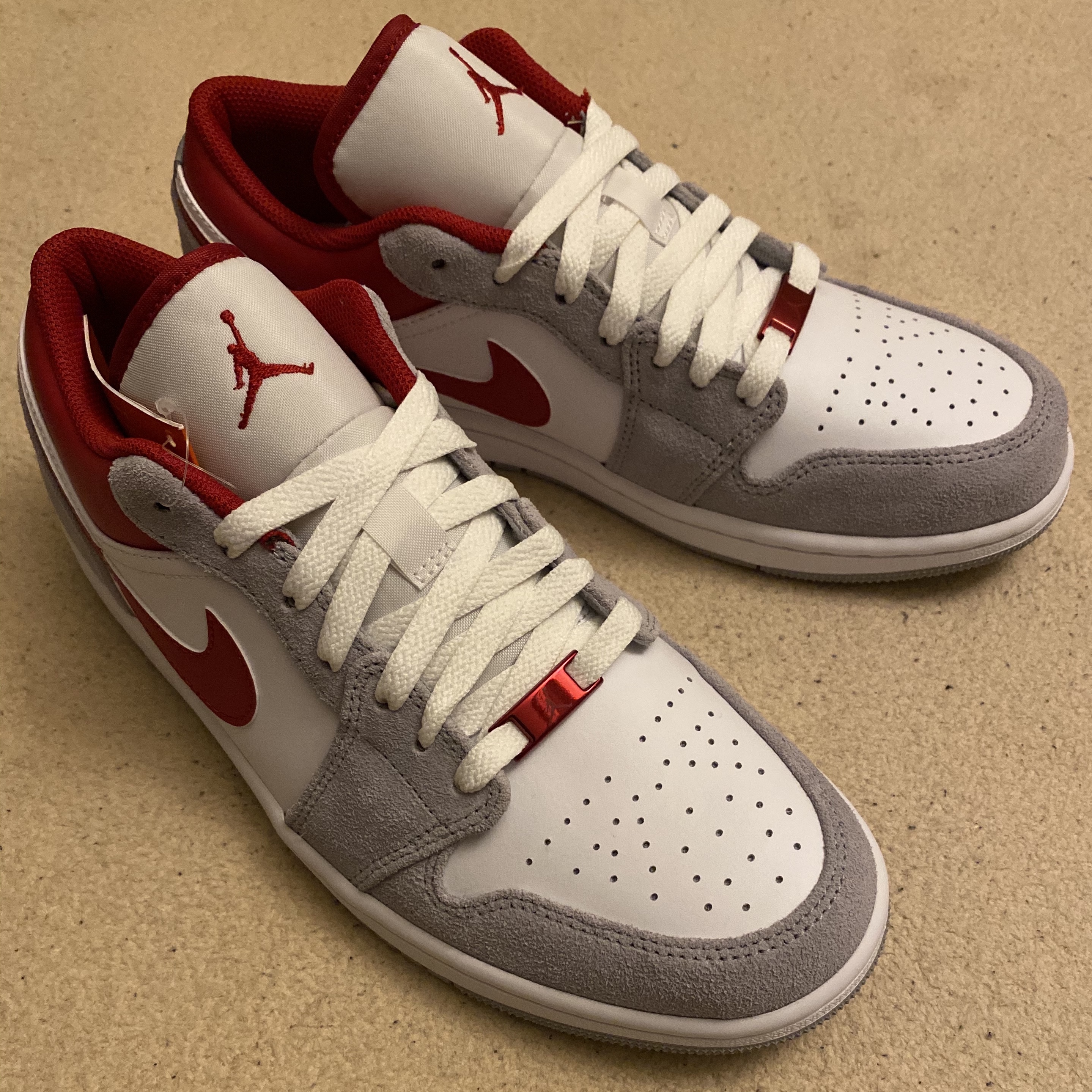 Jordan 1 Low SE Light Smoke Grey Gym Red 착용 스타일 - 2