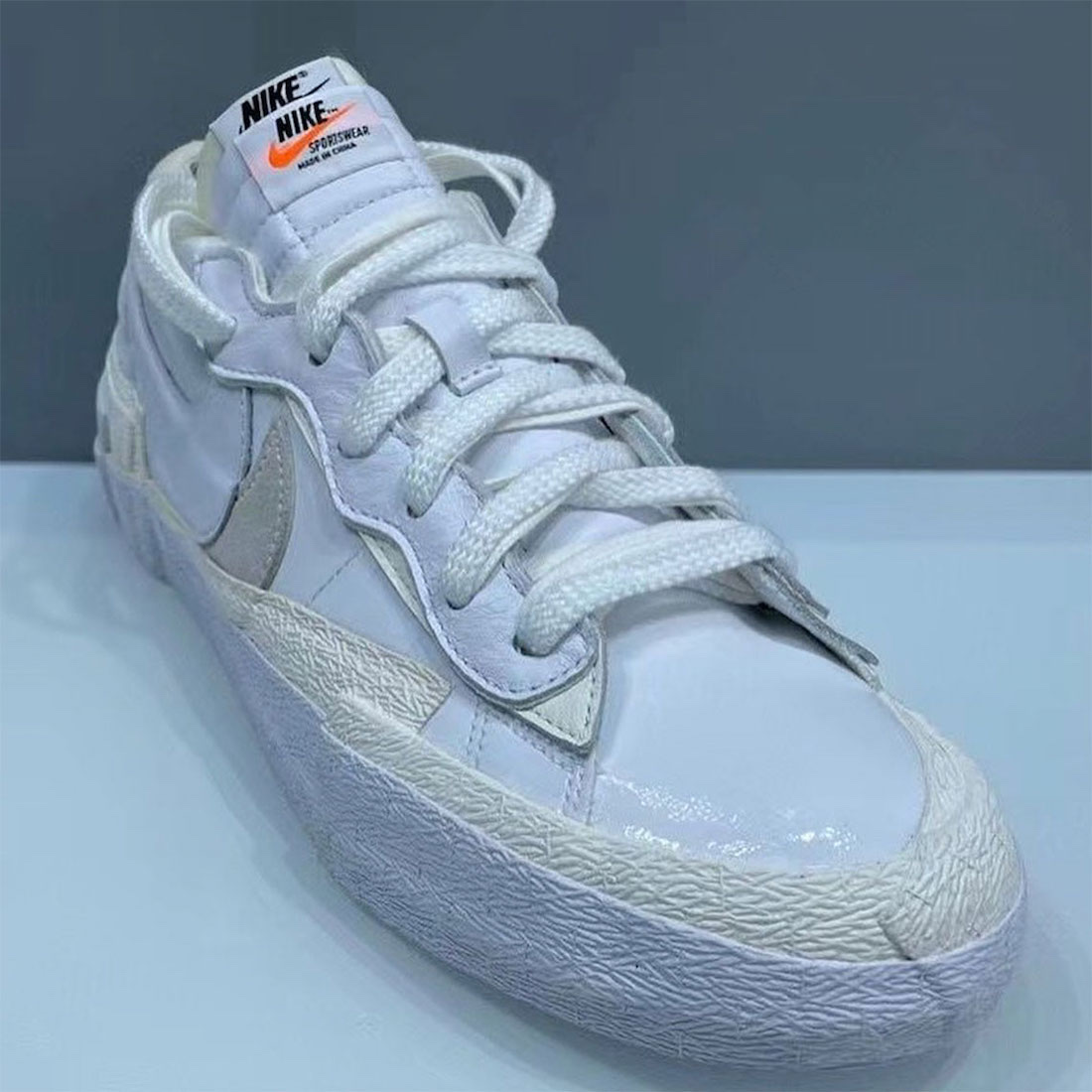 Nike x Sacai Blazer Low White Patent Leather 착용 스타일 - 2