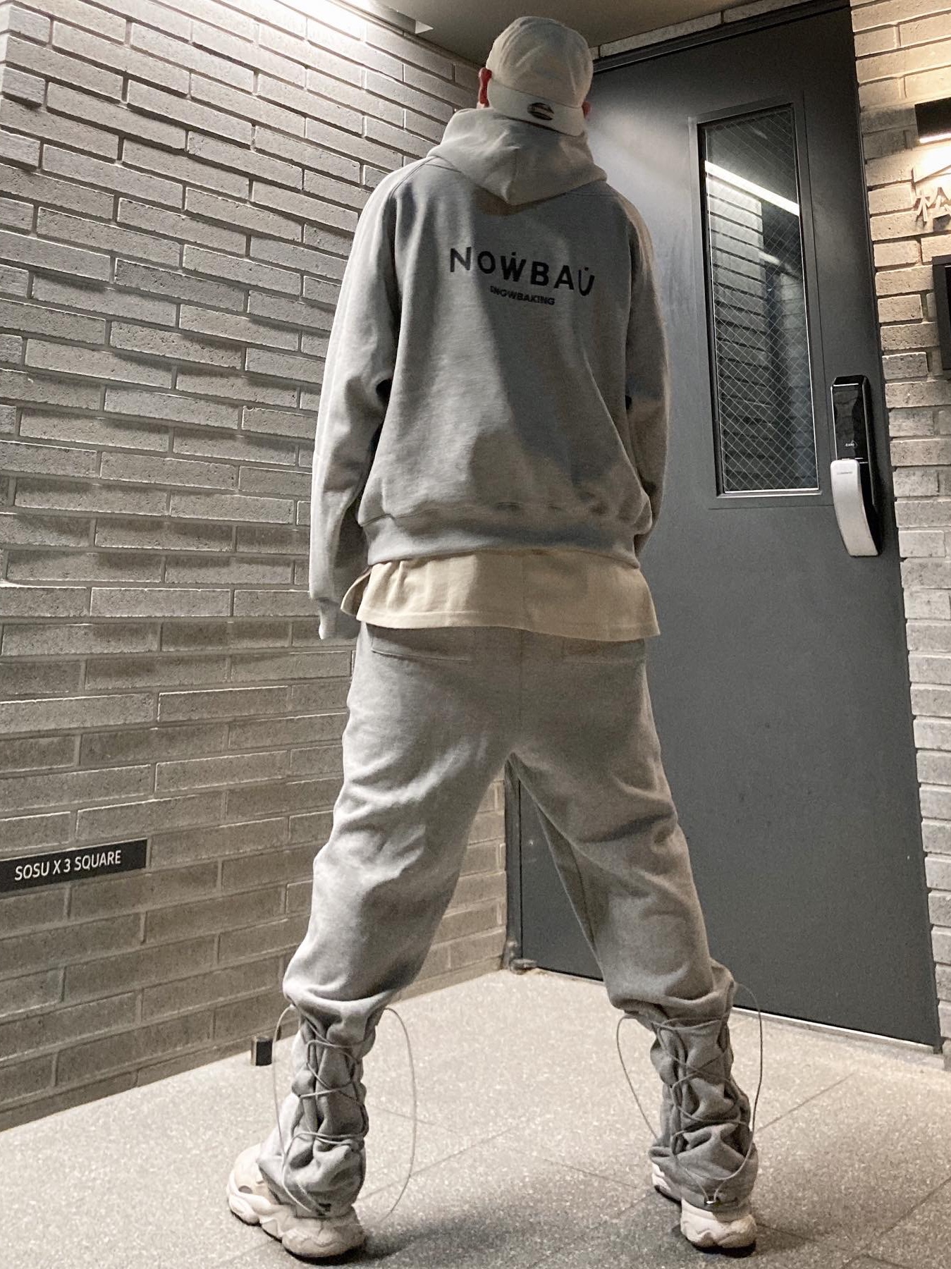 Adidas Ozweego Clear Brown 착용 스타일 - 5
