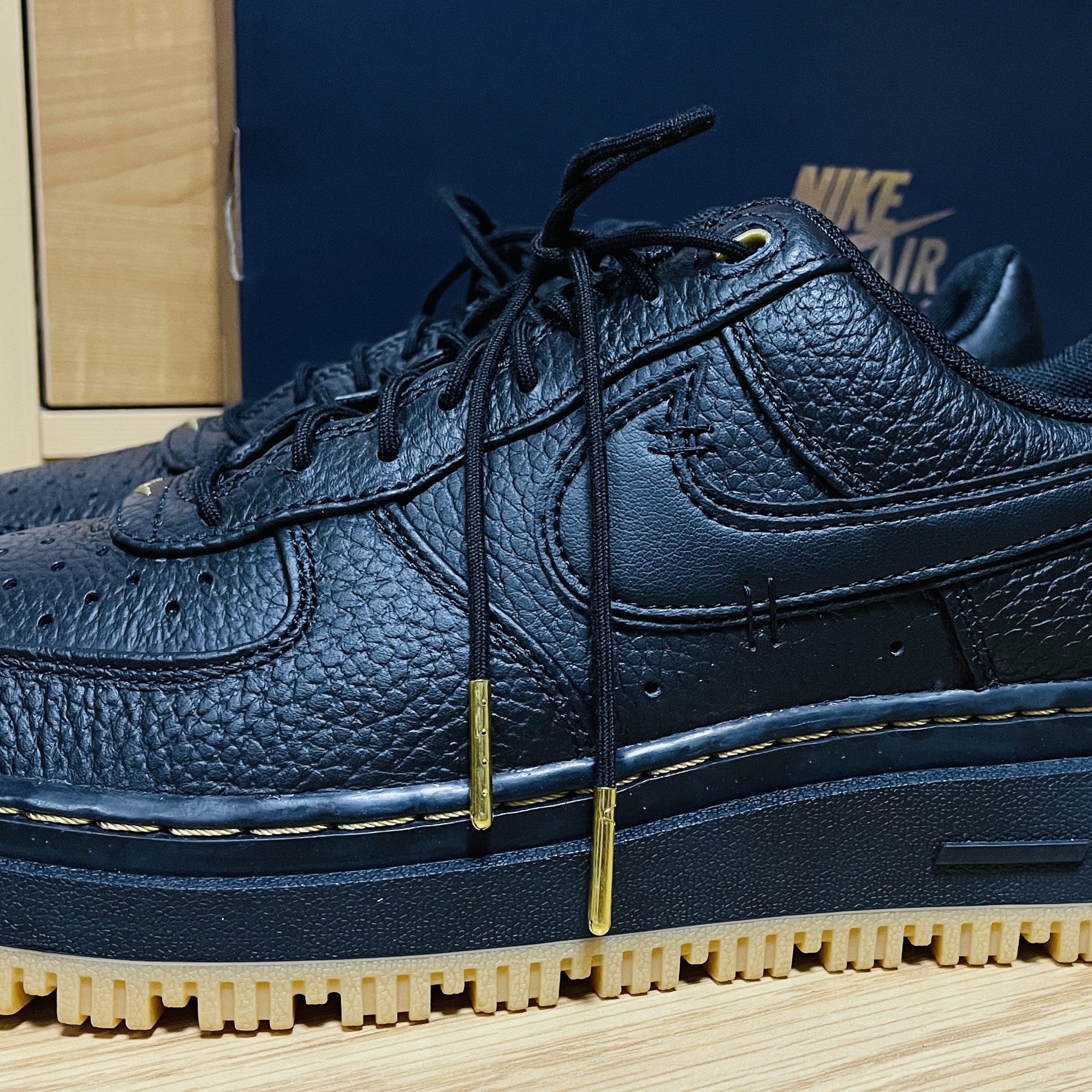 Nike Air Force 1 Luxe Black 착용 스타일 - 2