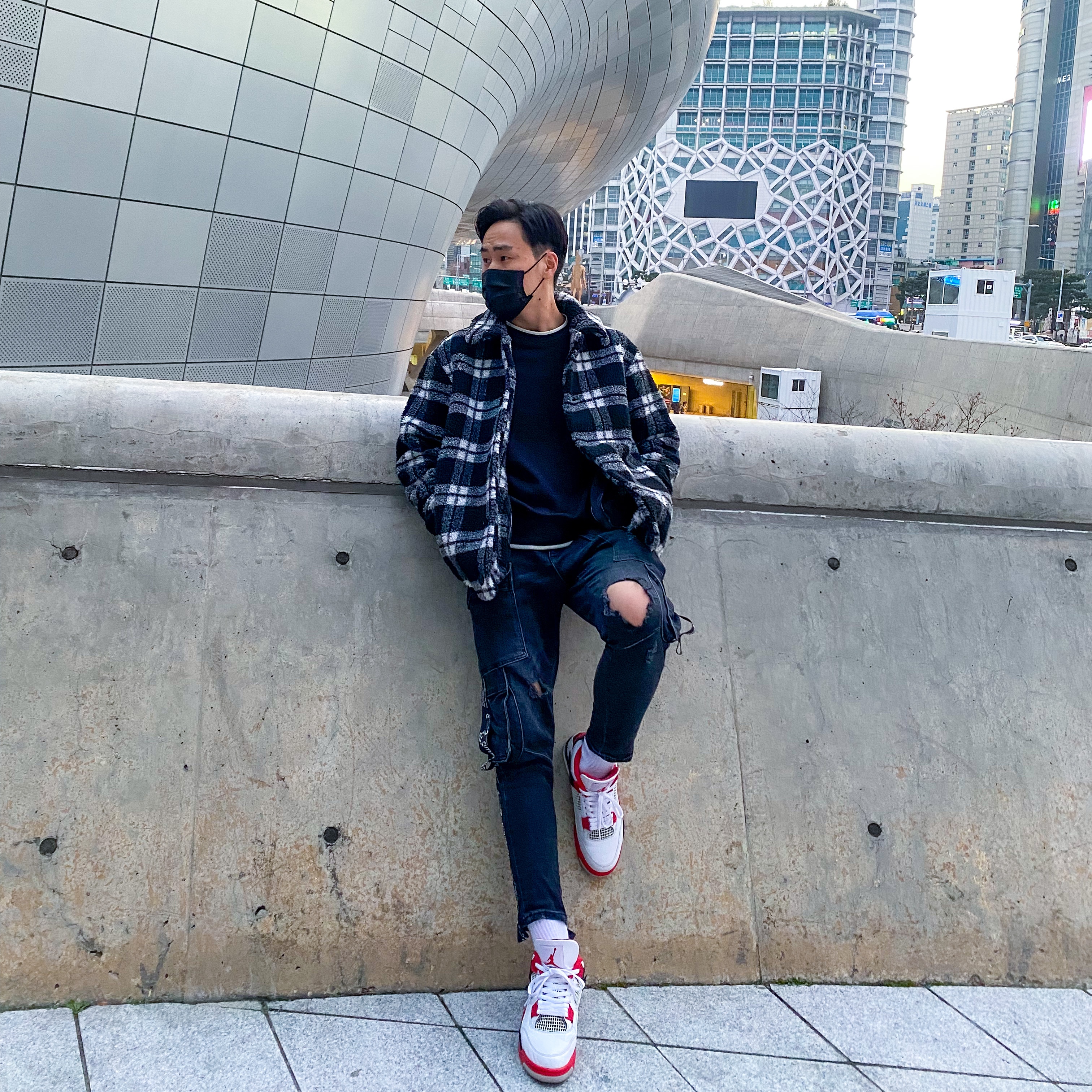Jordan 4 Retro OG Fire Red 2020 착용 스타일 - 2