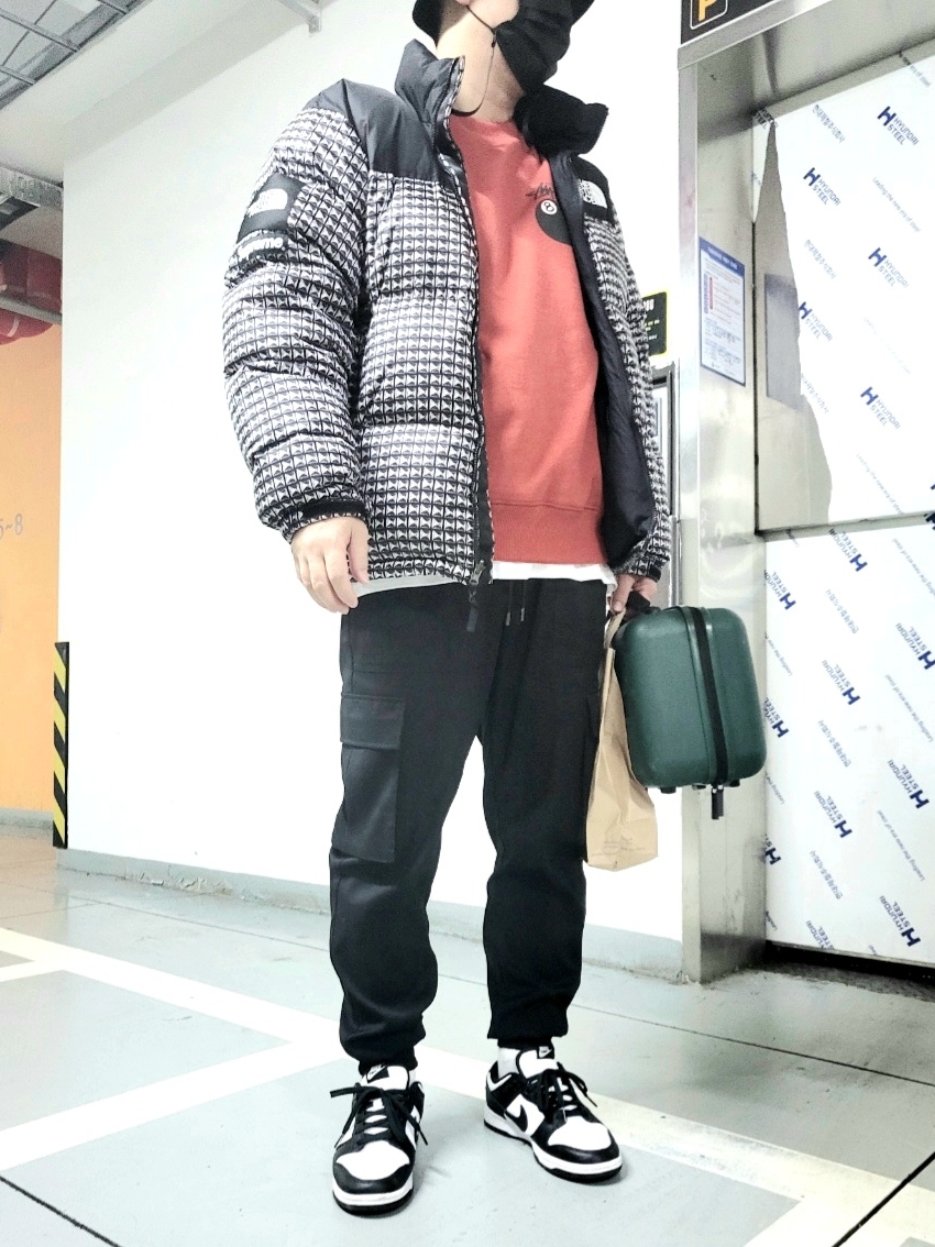 Supreme x The North Face Studded Nuptse Jacket Black - 21SS, Nike Dunk Low Retro Black 착용 스타일