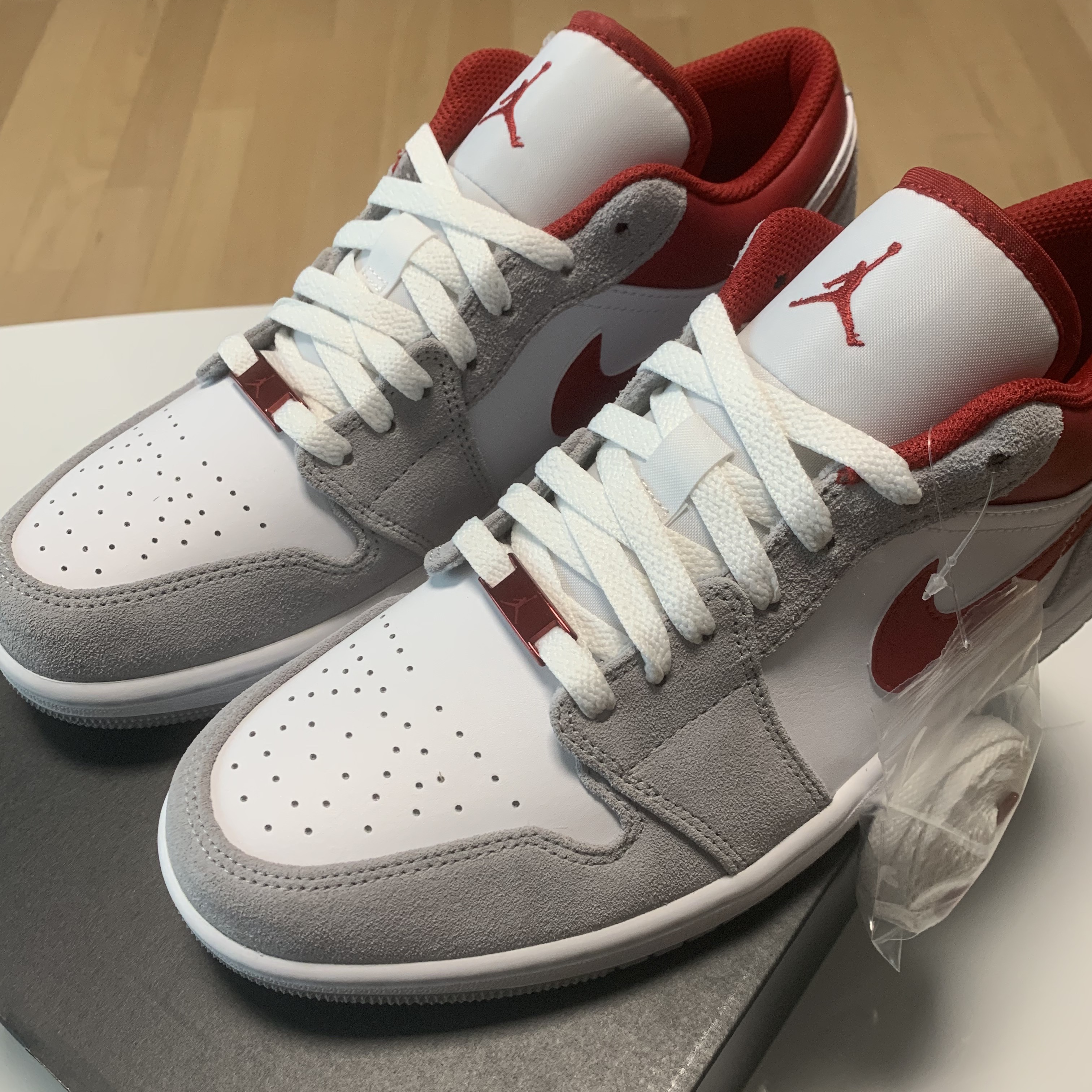 Jordan 1 Low SE Light Smoke Grey Gym Red 착용 스타일 - 3