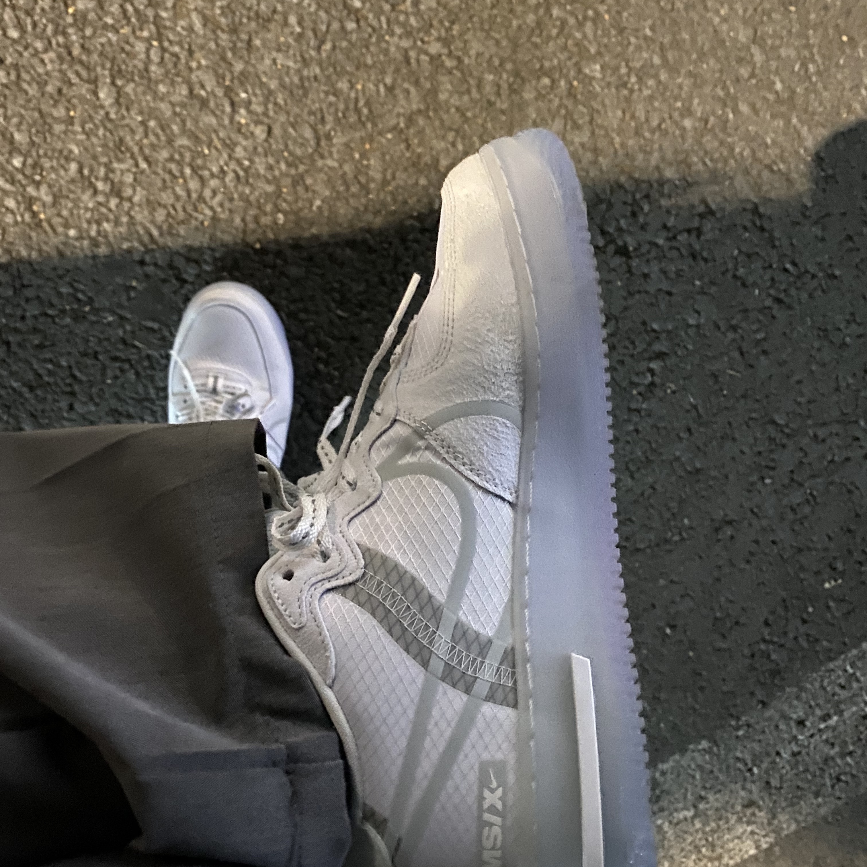 Nike Air Force 1 React White Light Bone 착용 스타일 - 2