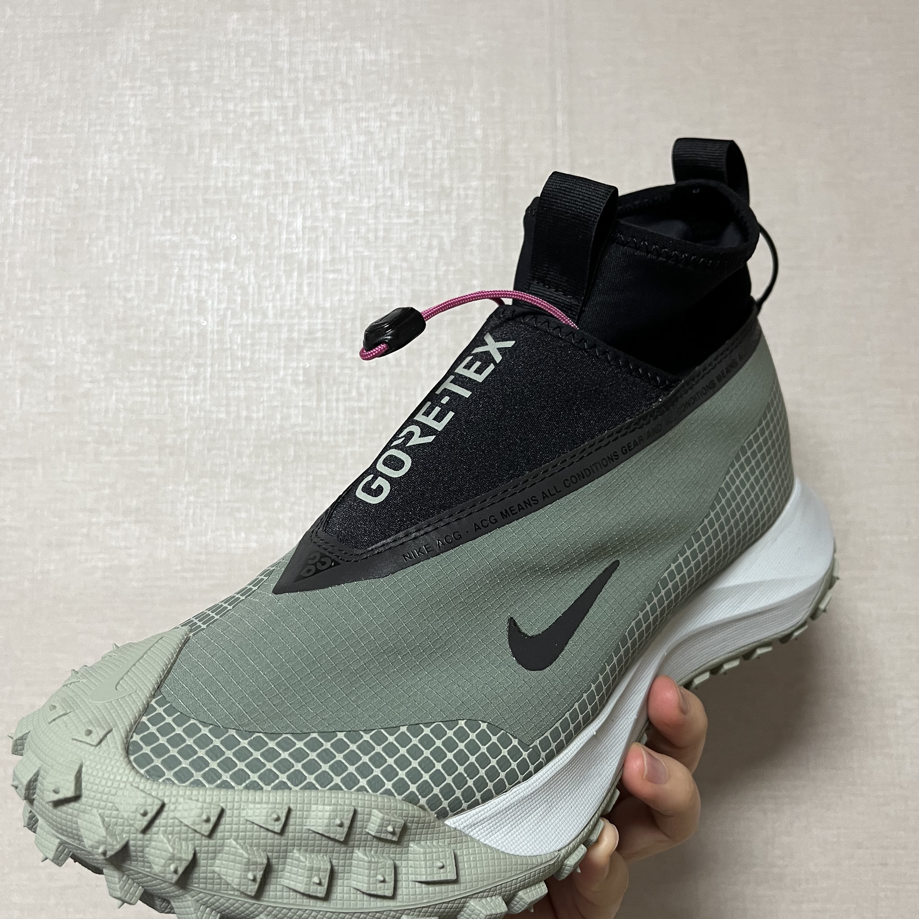 Nike ACG Mountain Fly Gore-Tex Clay Green 착용 스타일 - 1