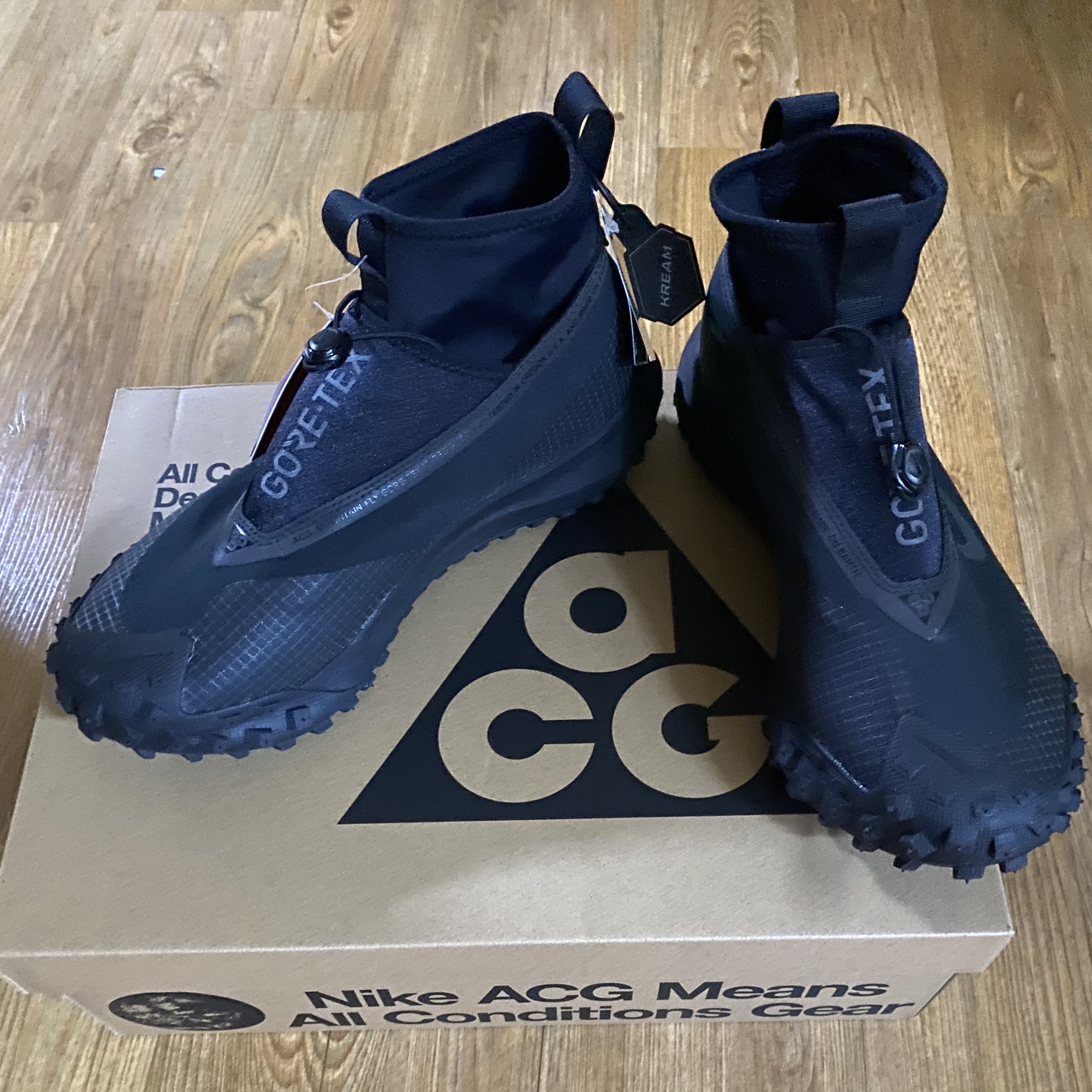 Nike ACG Mountain Fly Gore-Tex Black and Dark Grey 착용 스타일