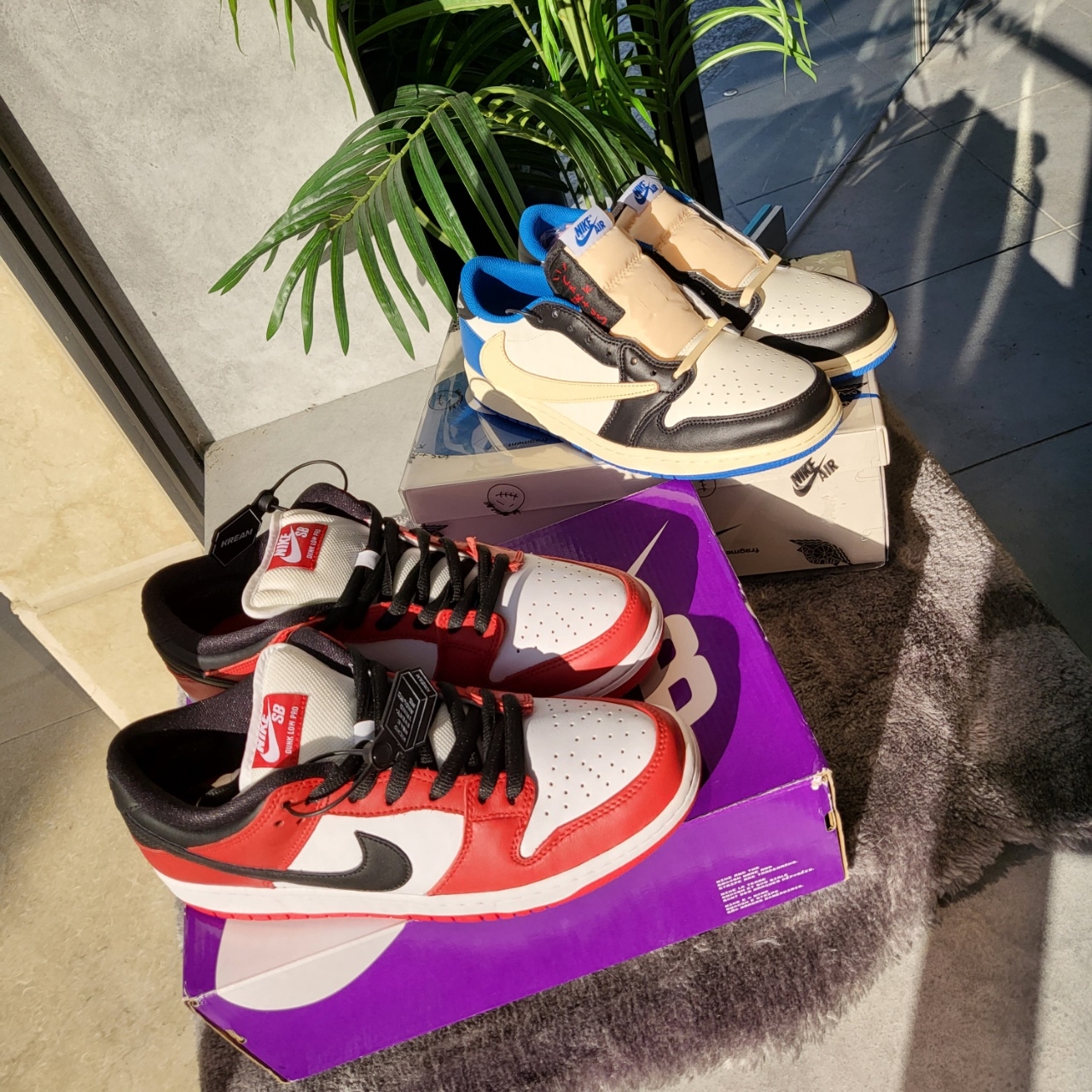 Nike SB Dunk Low Pro Chicago, Jordan 1 x Travis Scott x Fragment Retro Low OG SP Military Blue 착용 스타일