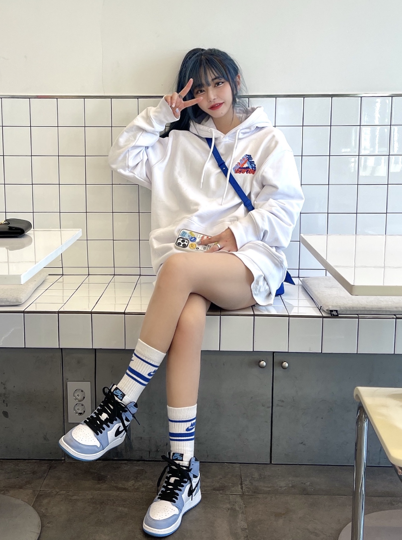 Palace P-3D Hood White - 21FW, (GS) Jordan 1 Retro High OG University Blue 착용 스타일 - 2
