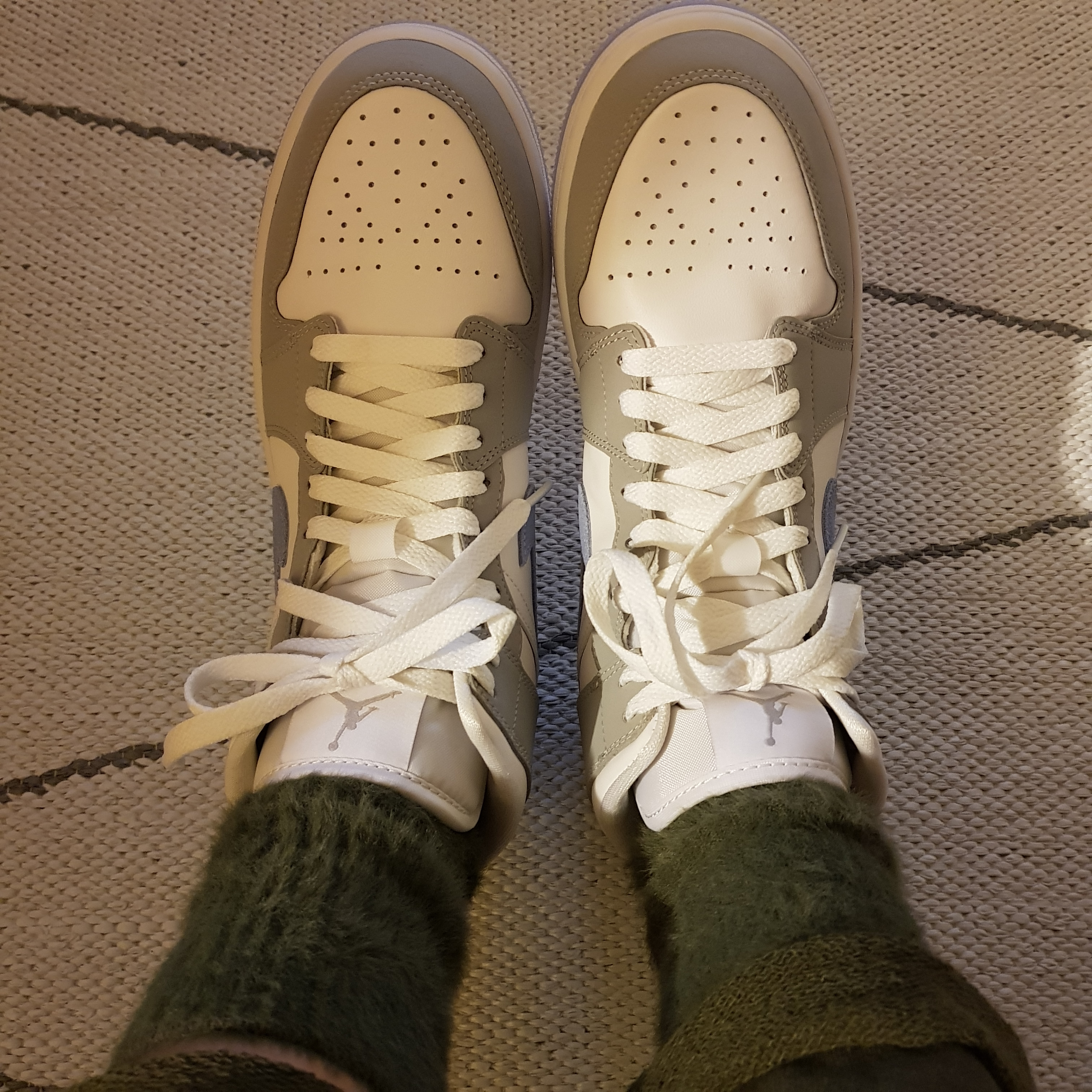 (W) Jordan 1 Mid Wolf Grey 착용 스타일 - 2