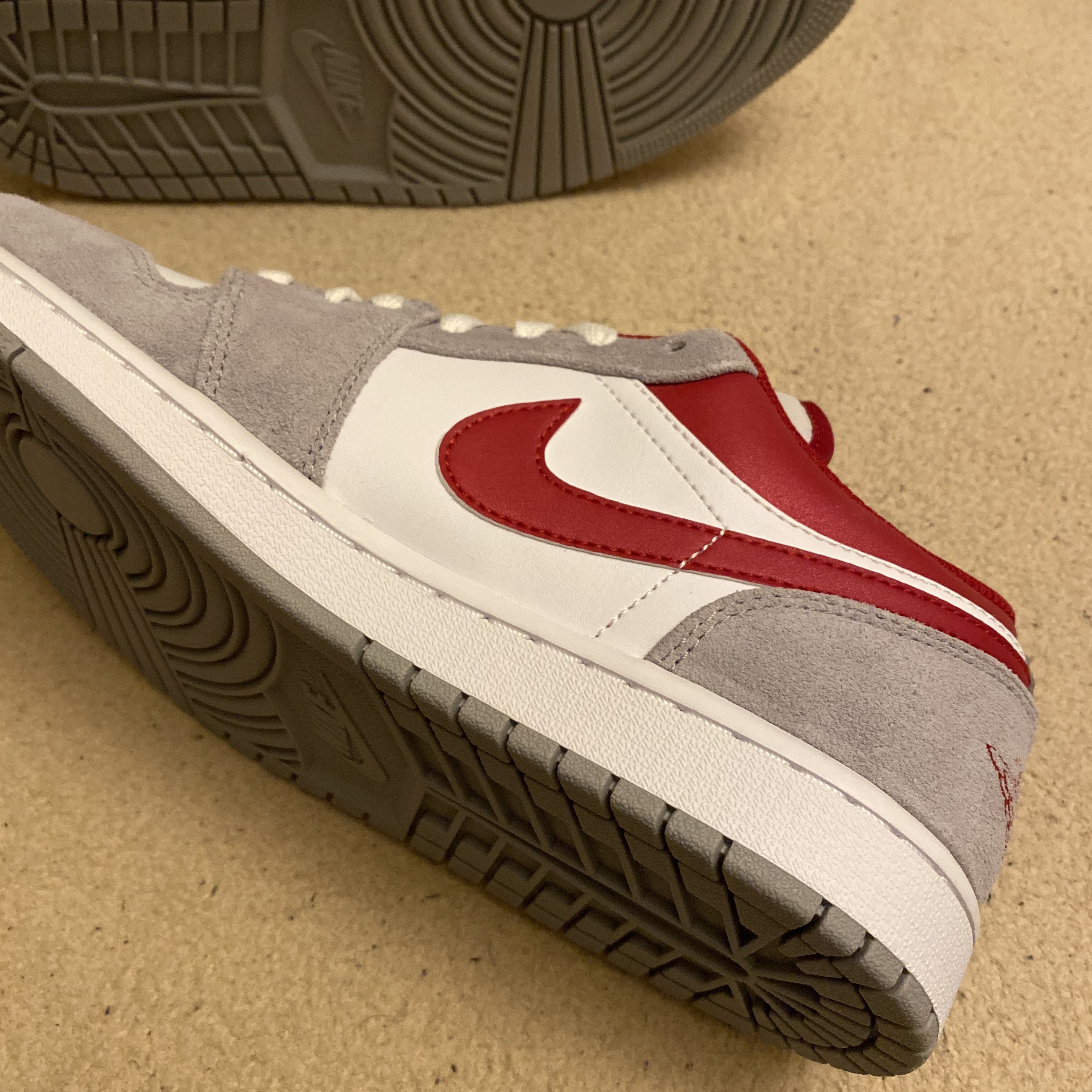 Jordan 1 Low SE Light Smoke Grey Gym Red 착용 스타일 - 1