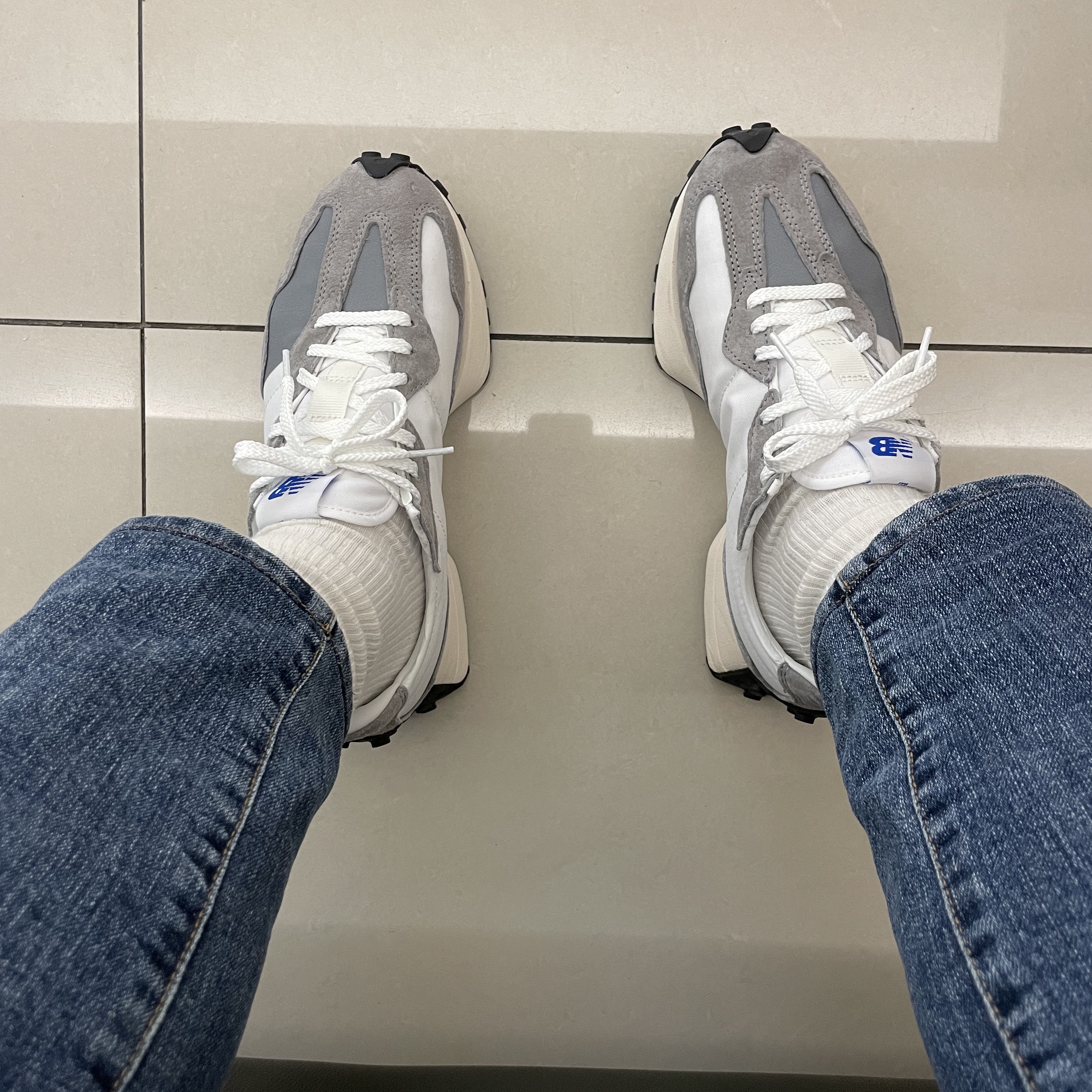 New Balance 327 Grey 착용 스타일