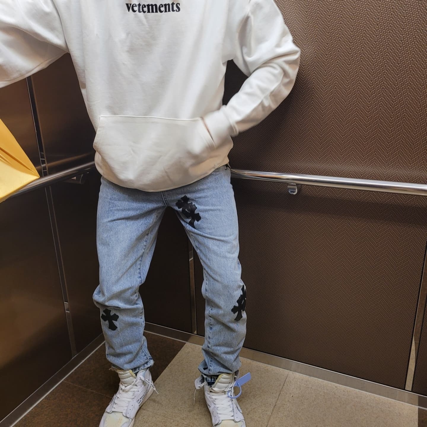 Jordan 1 x Off-White Retro High White 착용 스타일 - 2