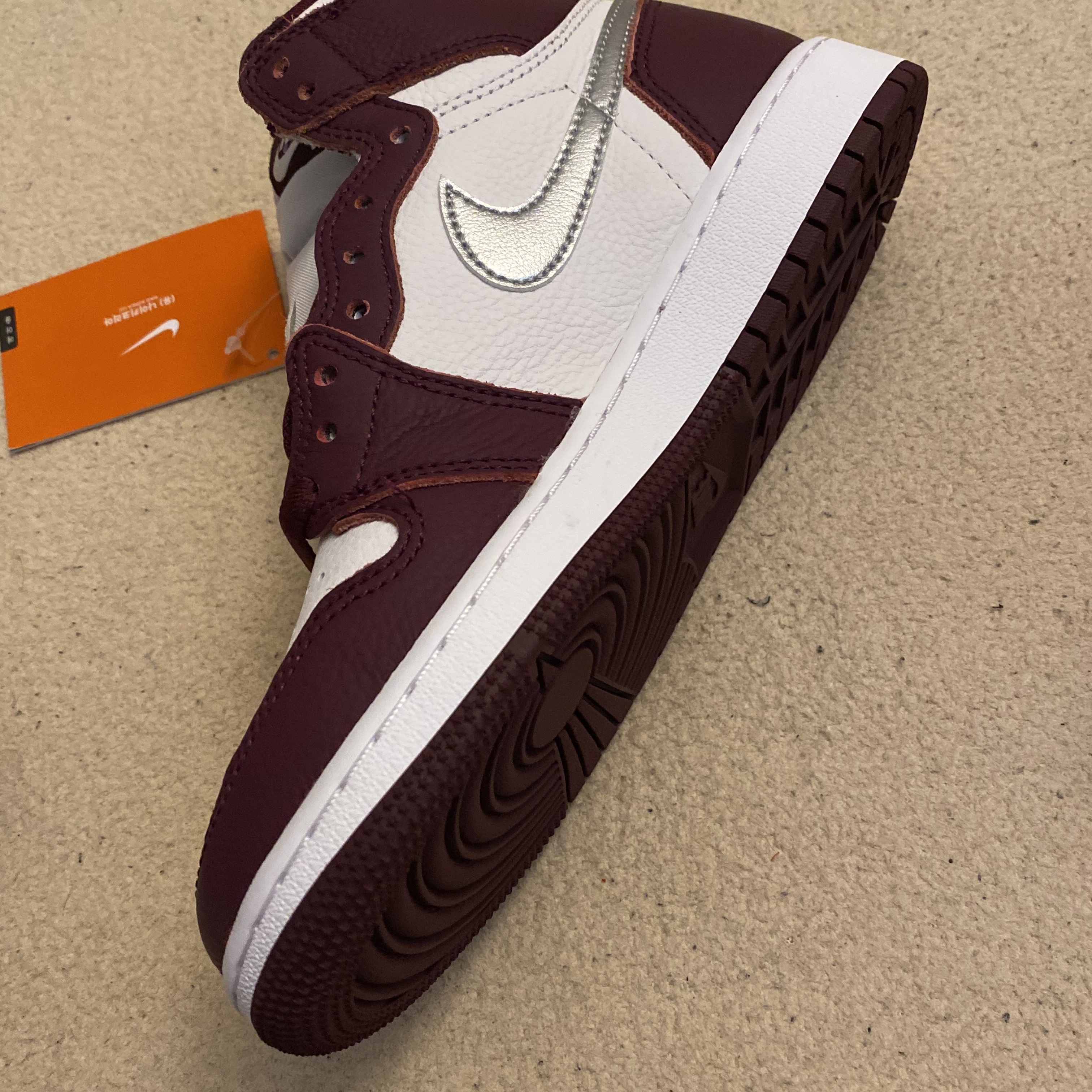 Jordan 1 Retro High OG Bordeaux 착용 스타일 - 4