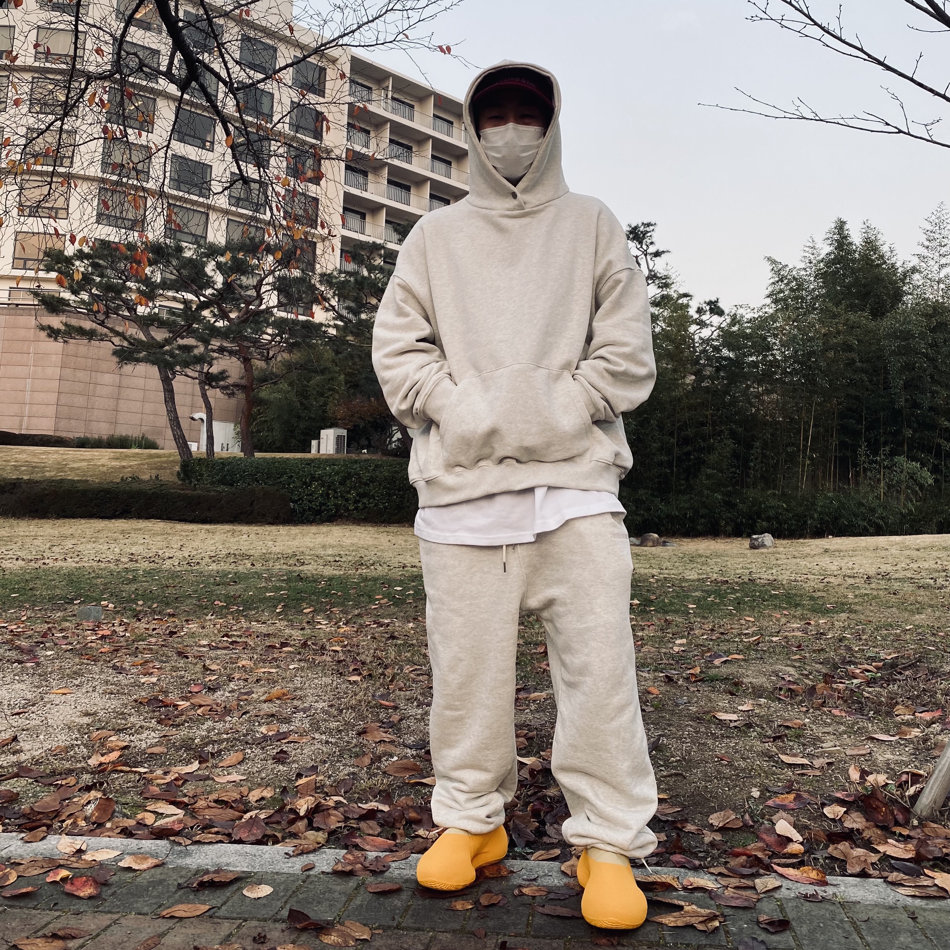 Adidas Yeezy Knit RNR Sulfur 착용 스타일
