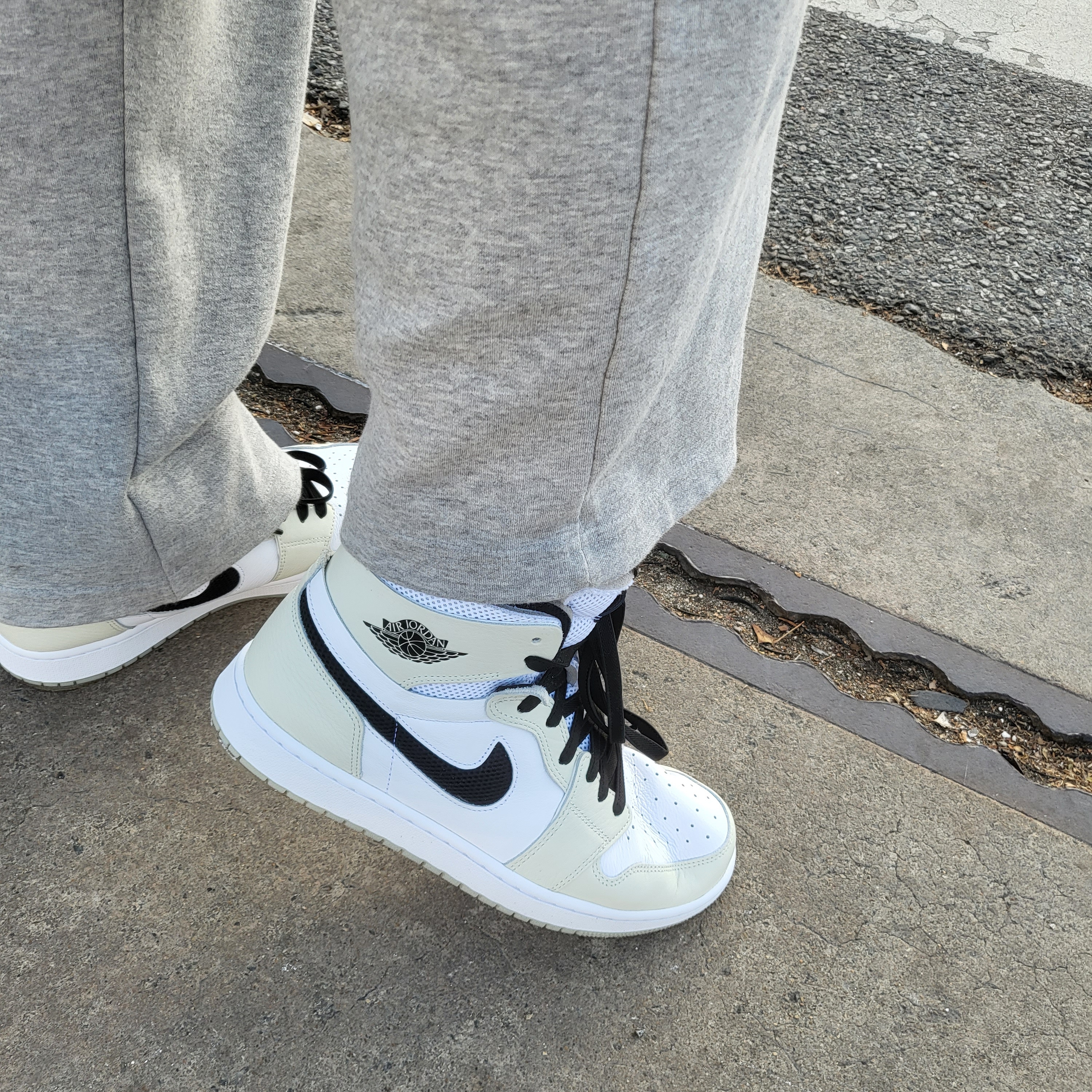 (W) Jordan 1 Zoom Air CMFT Light Bone 착용 스타일 - 2