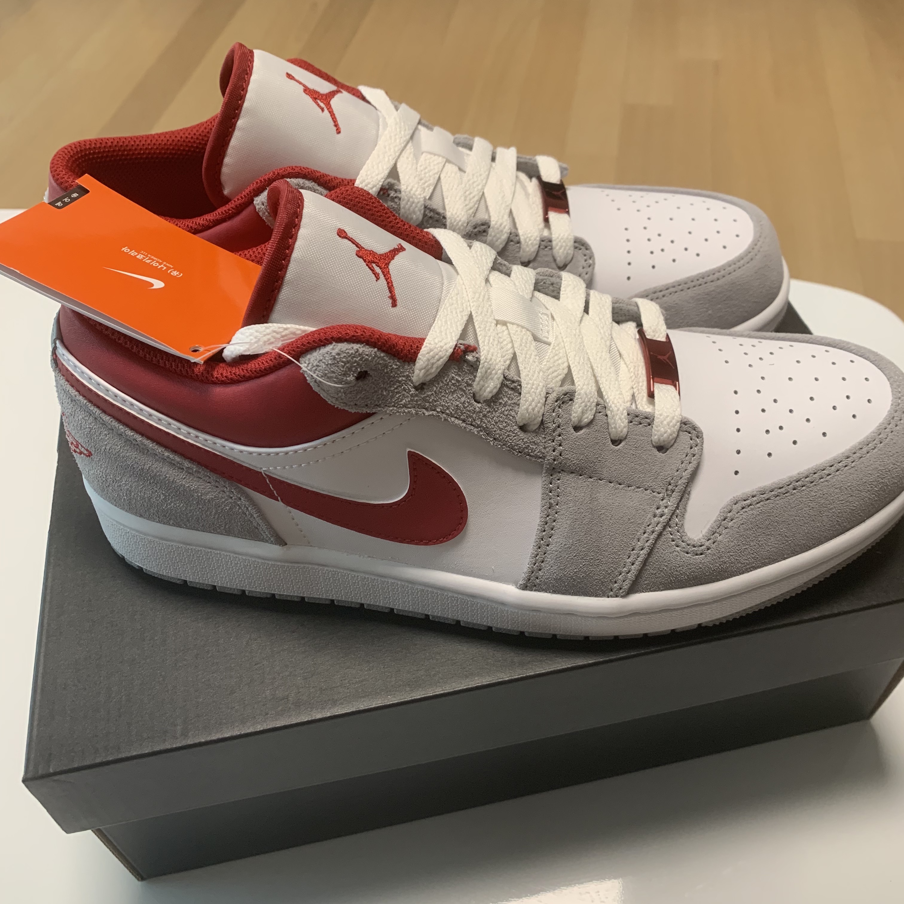 Jordan 1 Low SE Light Smoke Grey Gym Red 착용 스타일 - 1