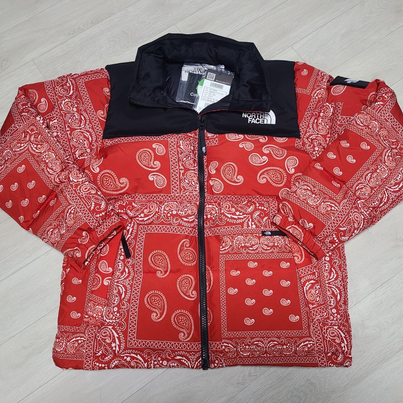 The North Face Nuptse Down Jacket Red 착용 스타일 - 1