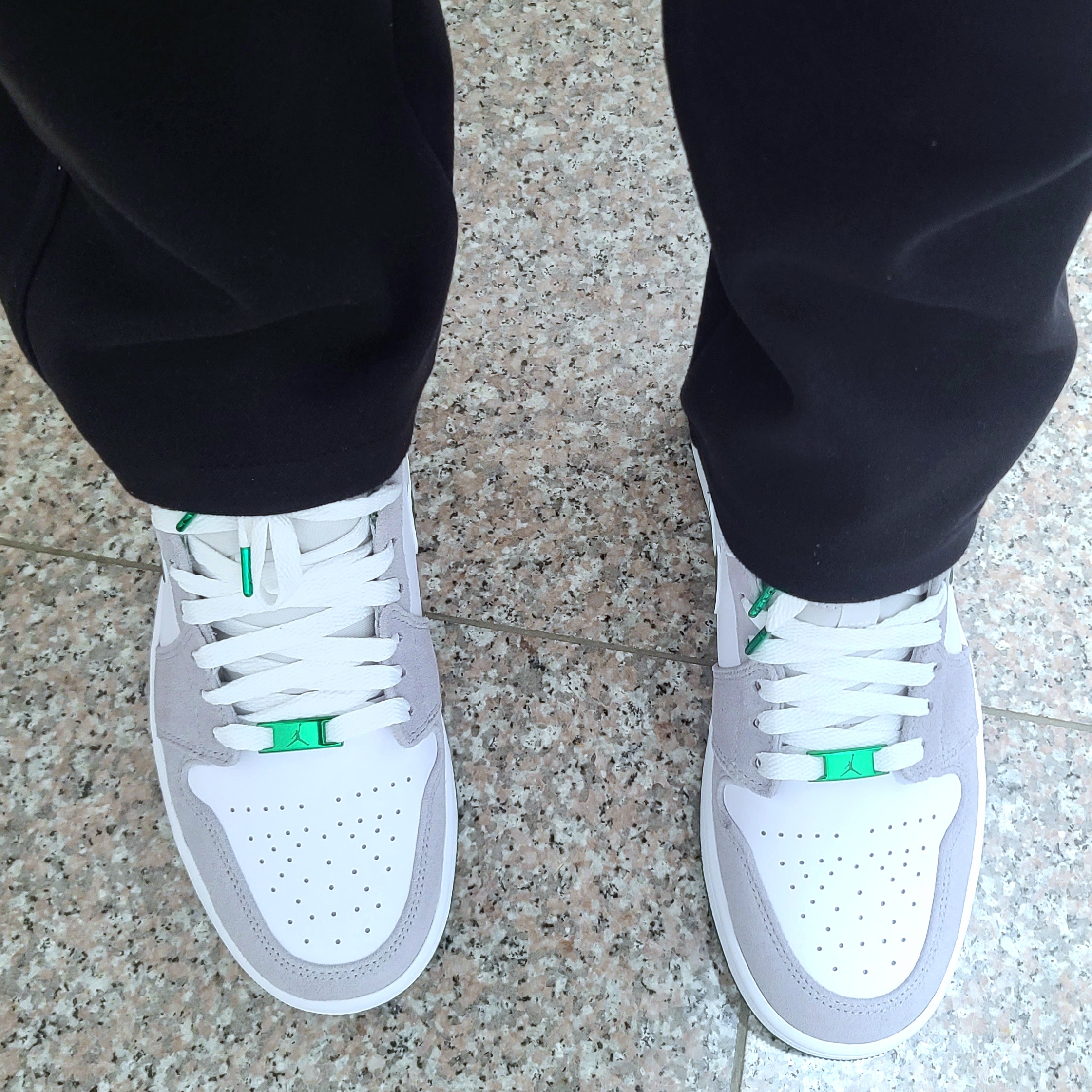 Jordan 1 Mid SE Pine Green Light Smoke Grey 착용 스타일 - 3